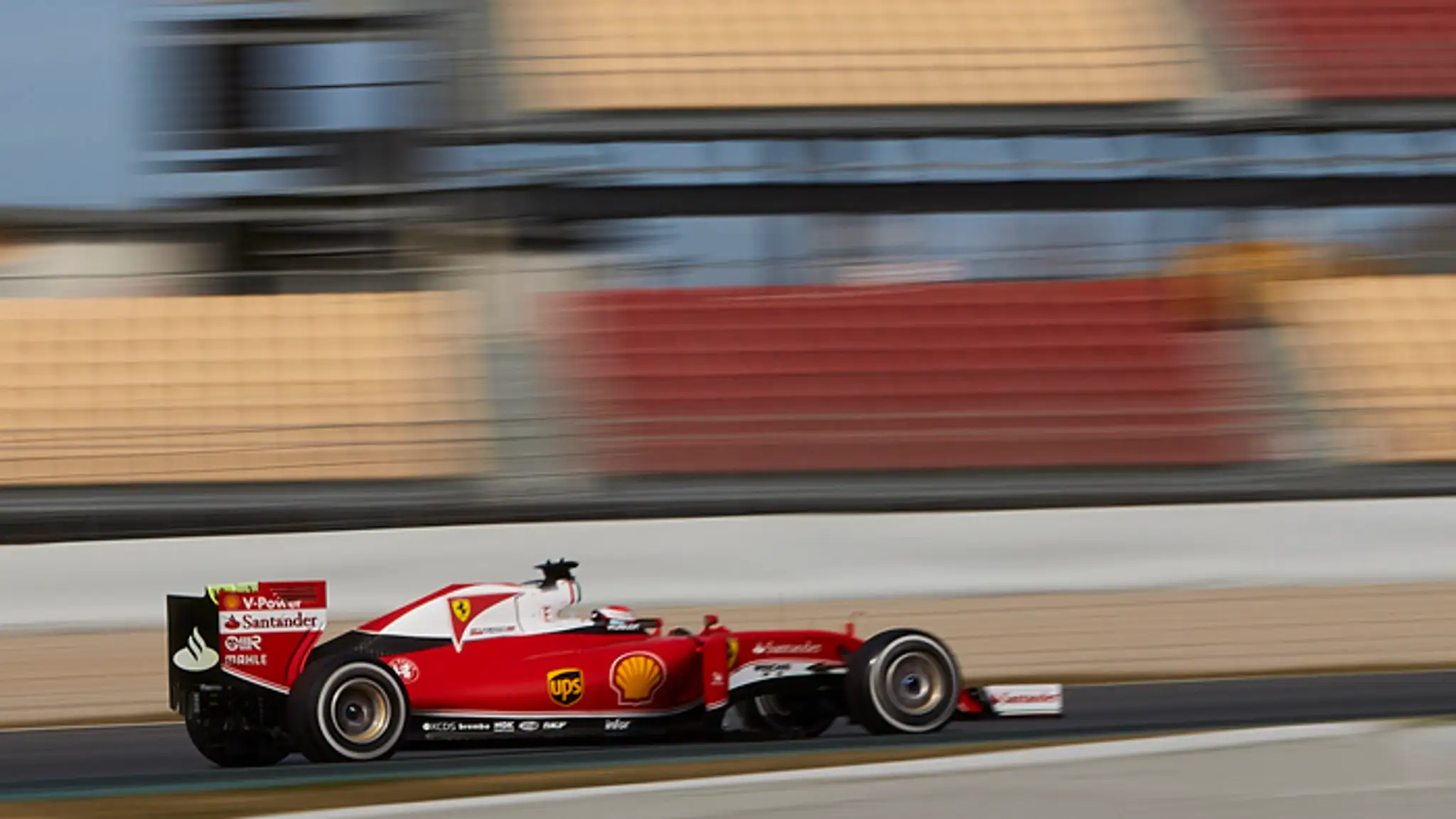 Fínsky jazdec F1 na Ferrari Kimi Räikkönen počas testovacej jazdy na okruhu Catalunya v Montmelo. 