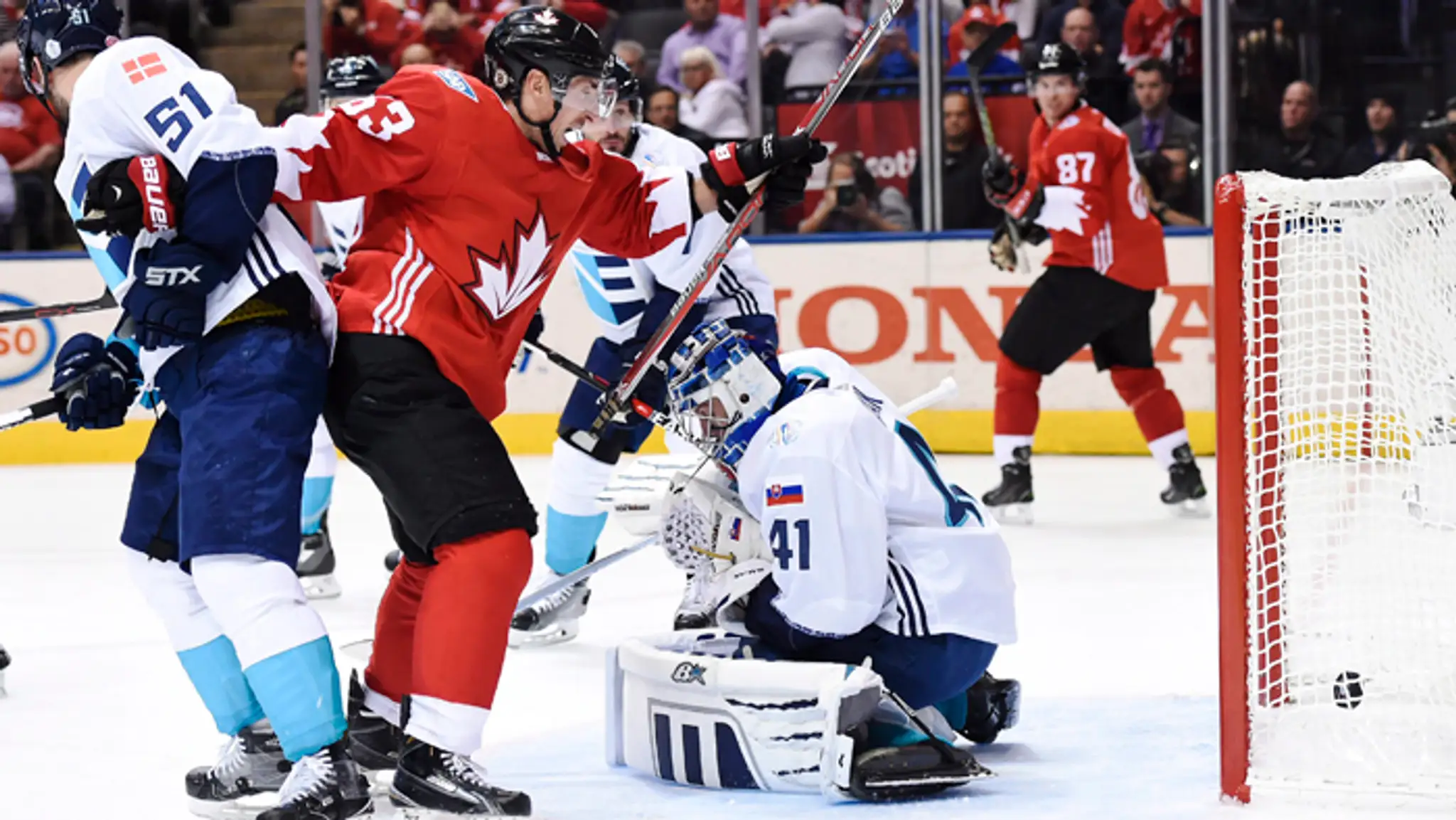 Puk v bráne Jaroslava Haláka, gól strelil Patrice Bergeron (Kanada).