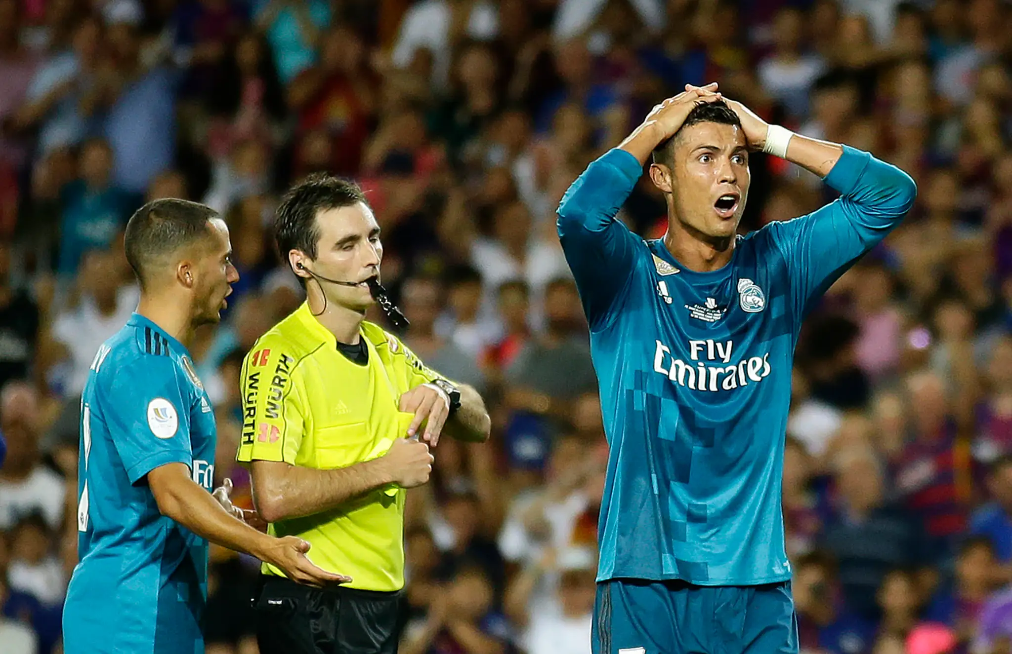 Cristiano Ronaldo (vpravo) z Realu Madrid reaguje po tom, čo rozhodca Ricardo de Burgos mu dal žltú kartu.