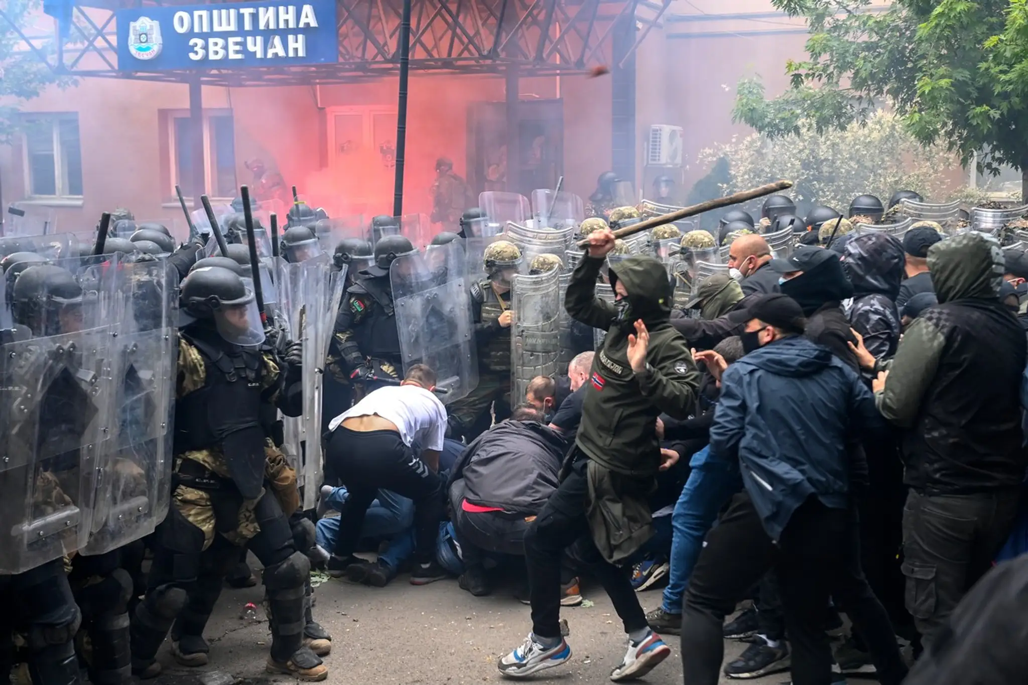 Demonštranti zaútočili na vojakov NATO.