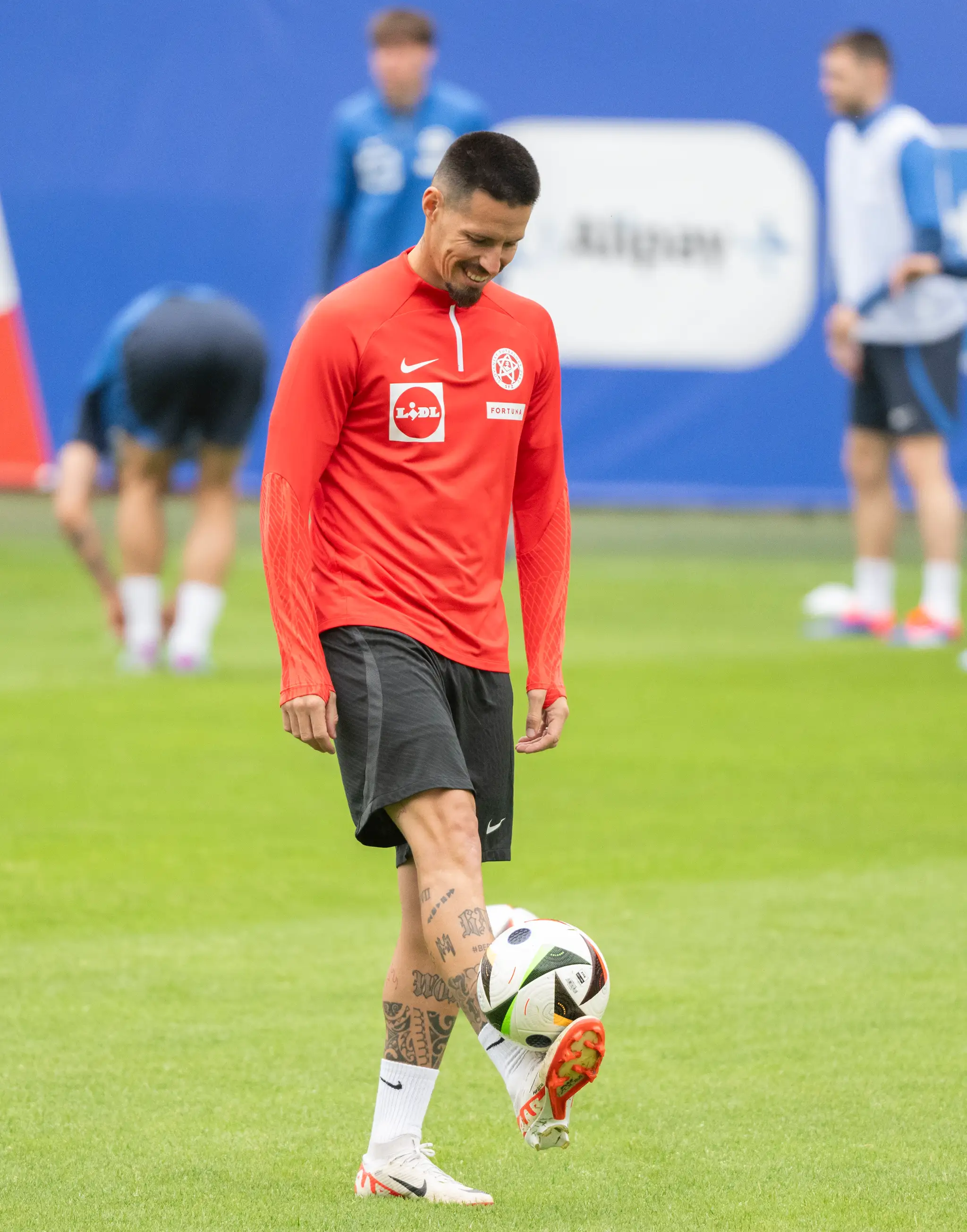 Na snímke mamžér tímu a asisitent trénera sovenských futbalistov Marek Hamšík počas oficiálneho tréningu.