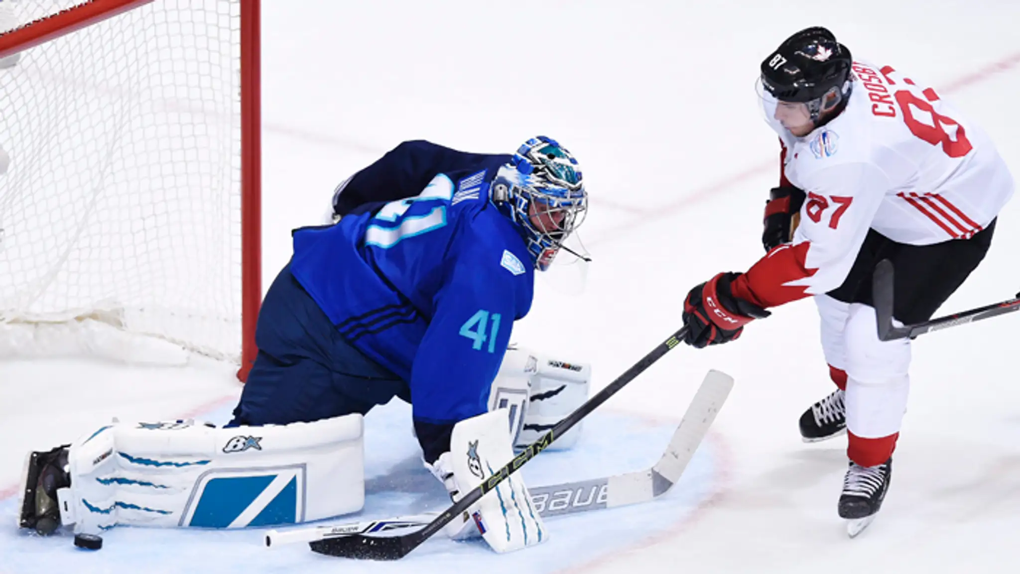 Brankár Tímu Európy Jaroslav Halak a Sidney Crosby v 2. finálovom zápase SP.