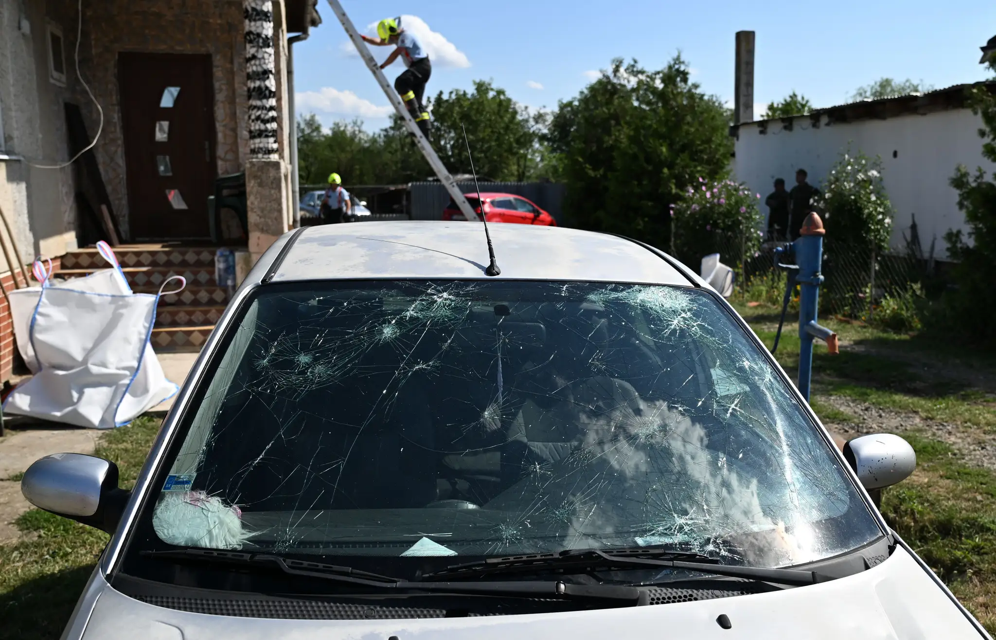 Následky búrky a krupobitia v obci Senné v okrese Michalovce