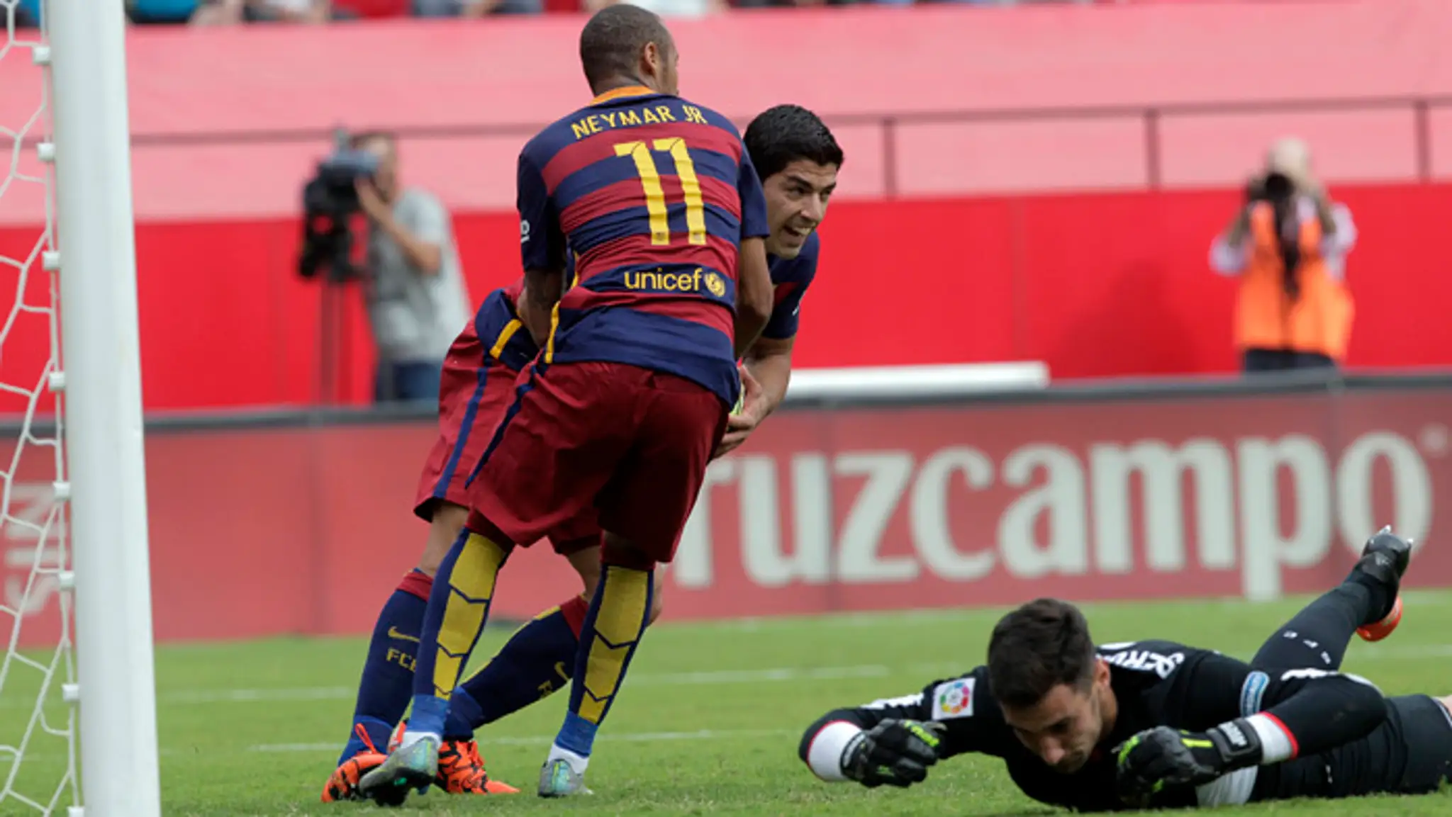 Hráči FC Barcelona Luis Suarez a Neymar sa tešia z jediného gólu do brány FC Sevilla, zápas prehrali 1:2.