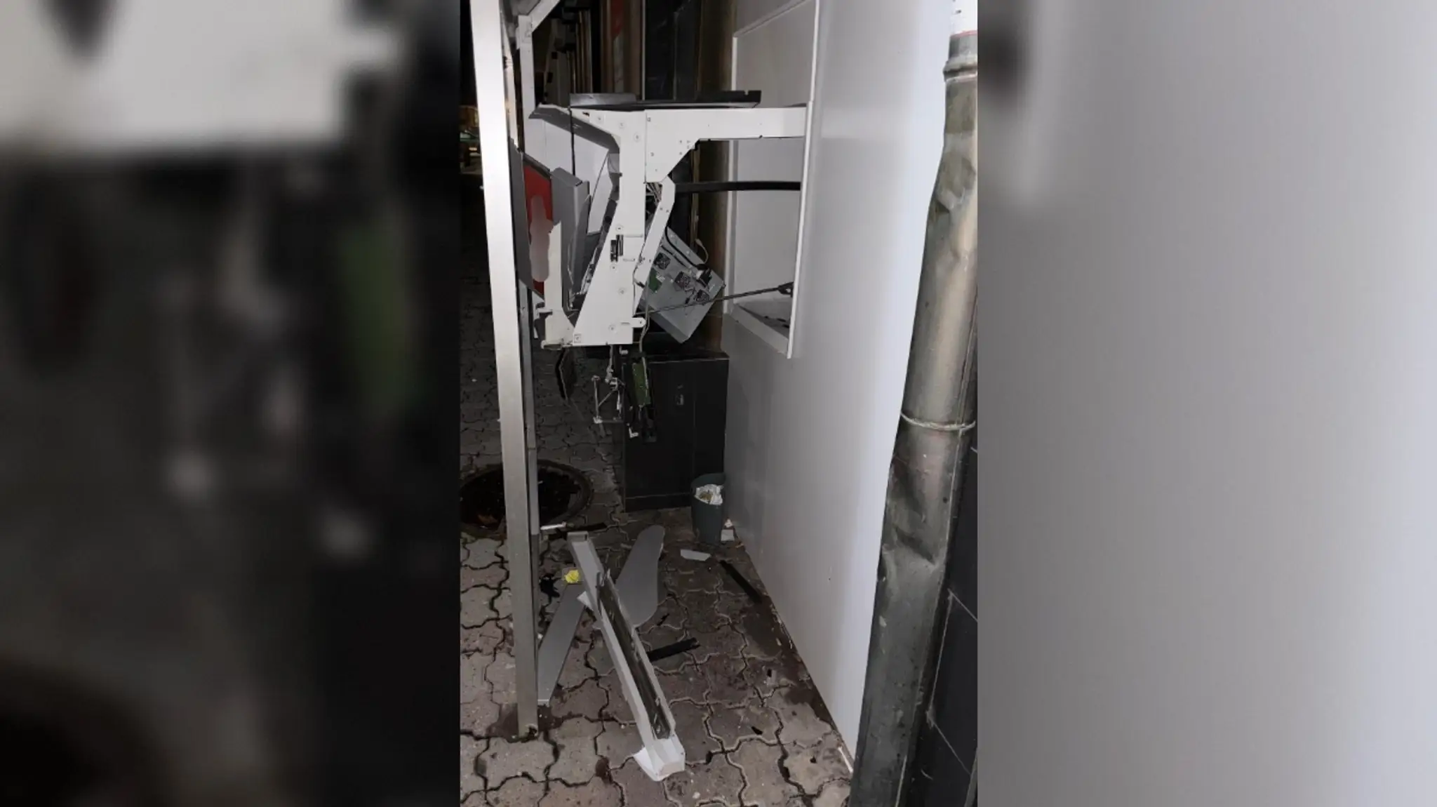 FOTO a VIDEO: Bankomat vybuchol policajtom pod nosom. Nové zistenie naznačuje, že zlodeji mali pomoc zvnútra