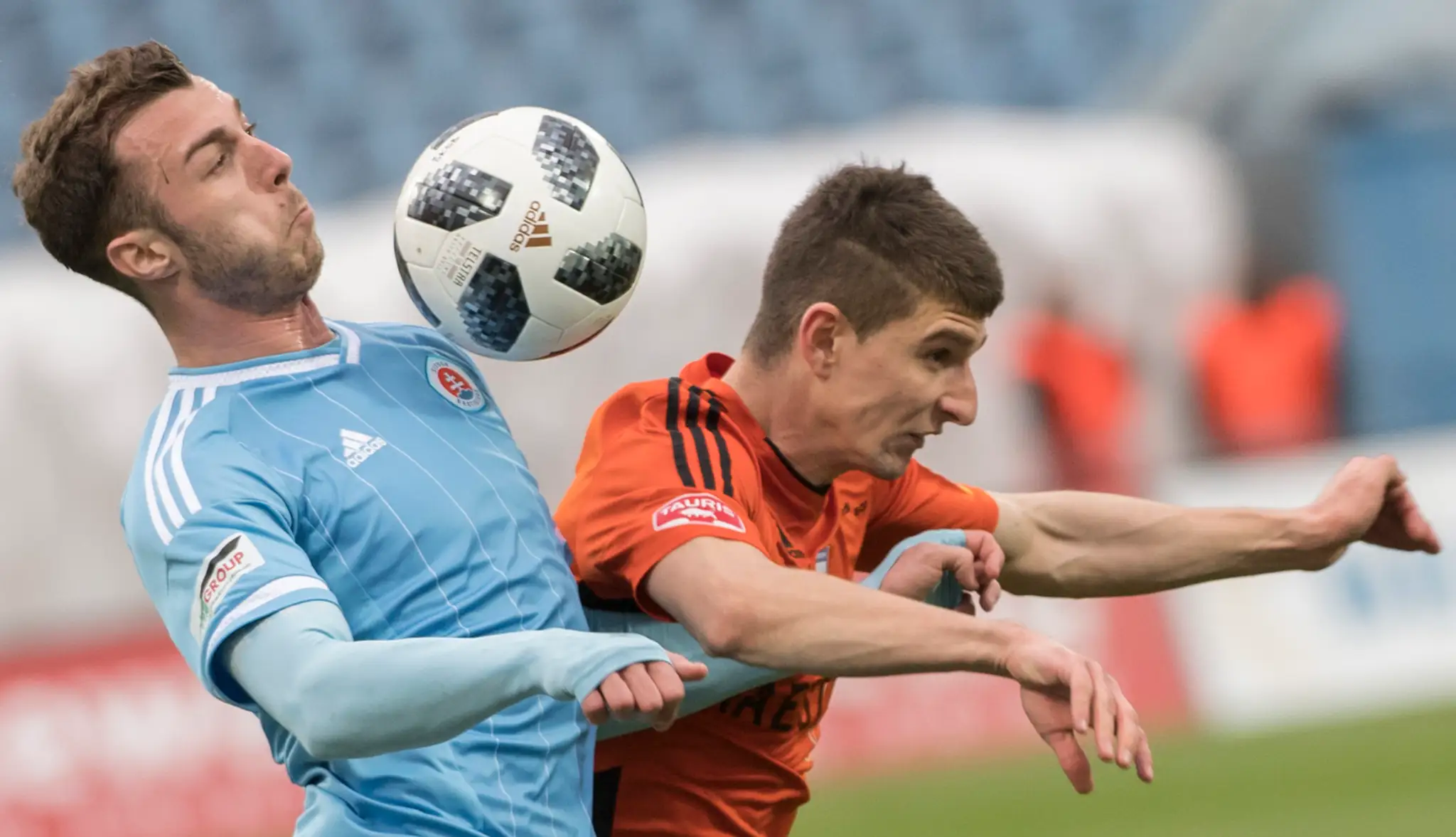 Aleksandar Čavrić (vľavo) a Šimon Kupec v zápase Slovan - Ružomberok.
