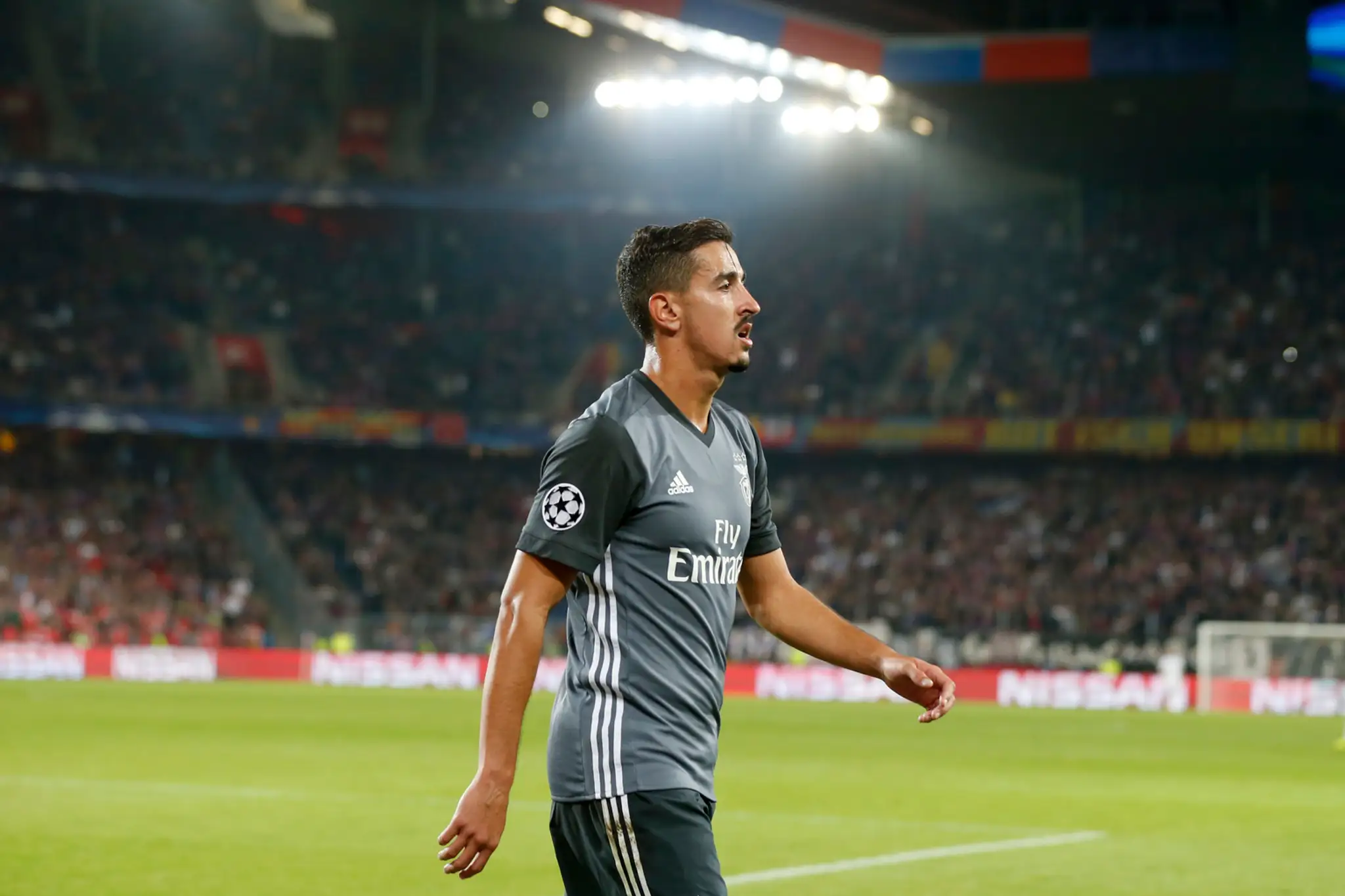 Dvojica Atlética Madrid Koke (vľavo) a Juanfran atakujú Edena Hazarda z Chelsea v dueli LM.