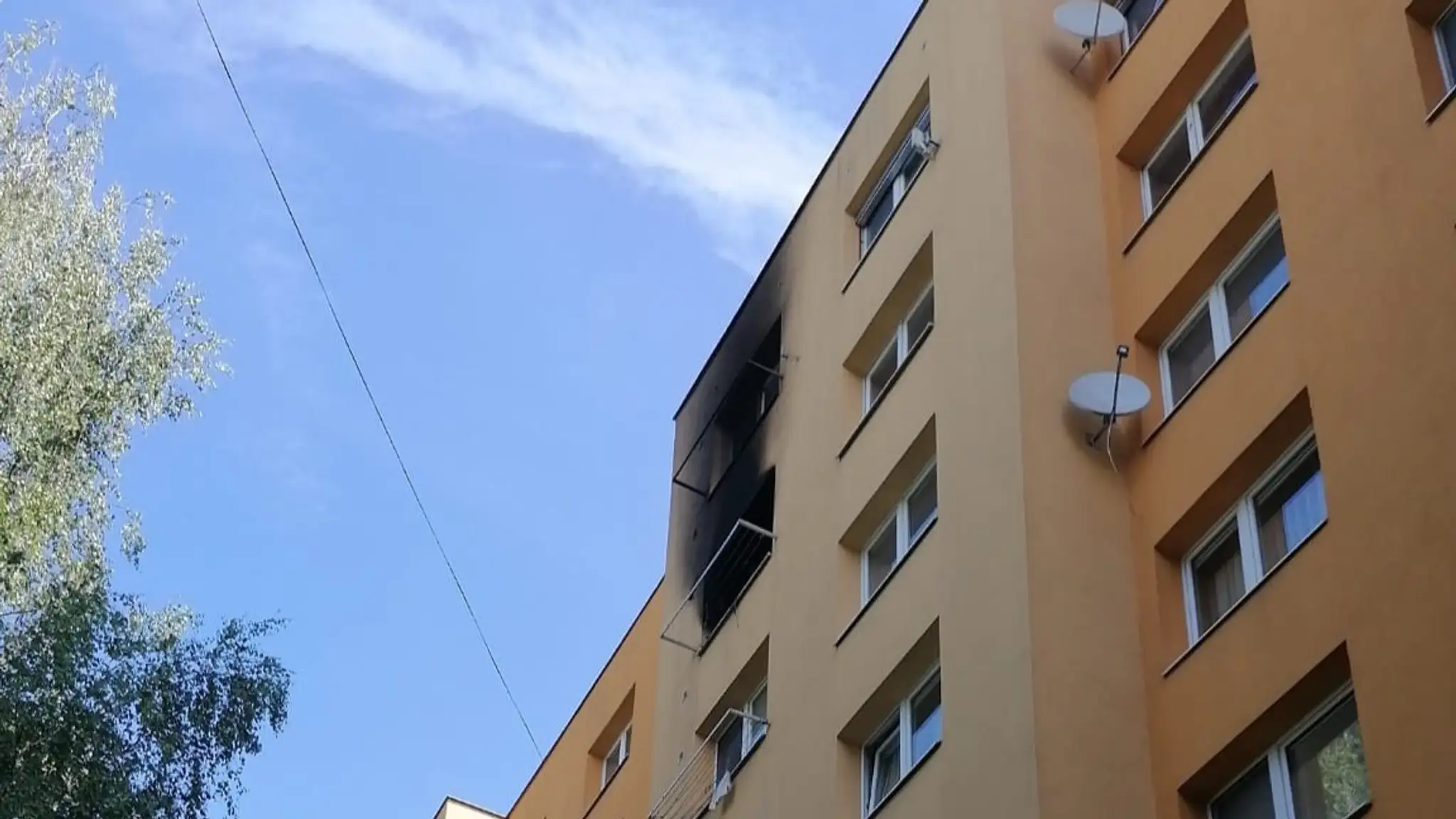 FOTO: Dramatické ráno v Žiline. Požiar na sídlisku Vlčince úplne zničil byt