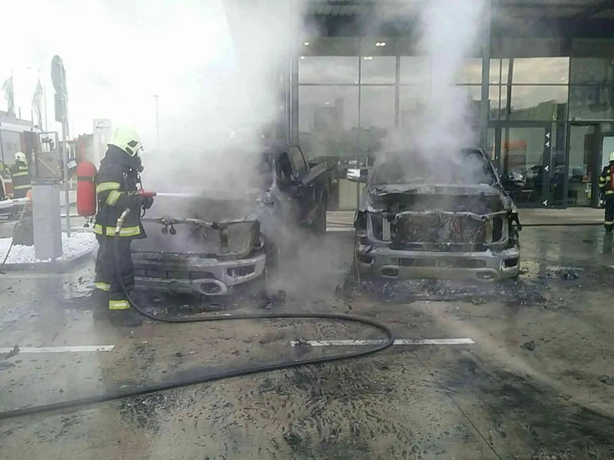 Horiace auto pred predajňou áut na Panónskej ulici.
