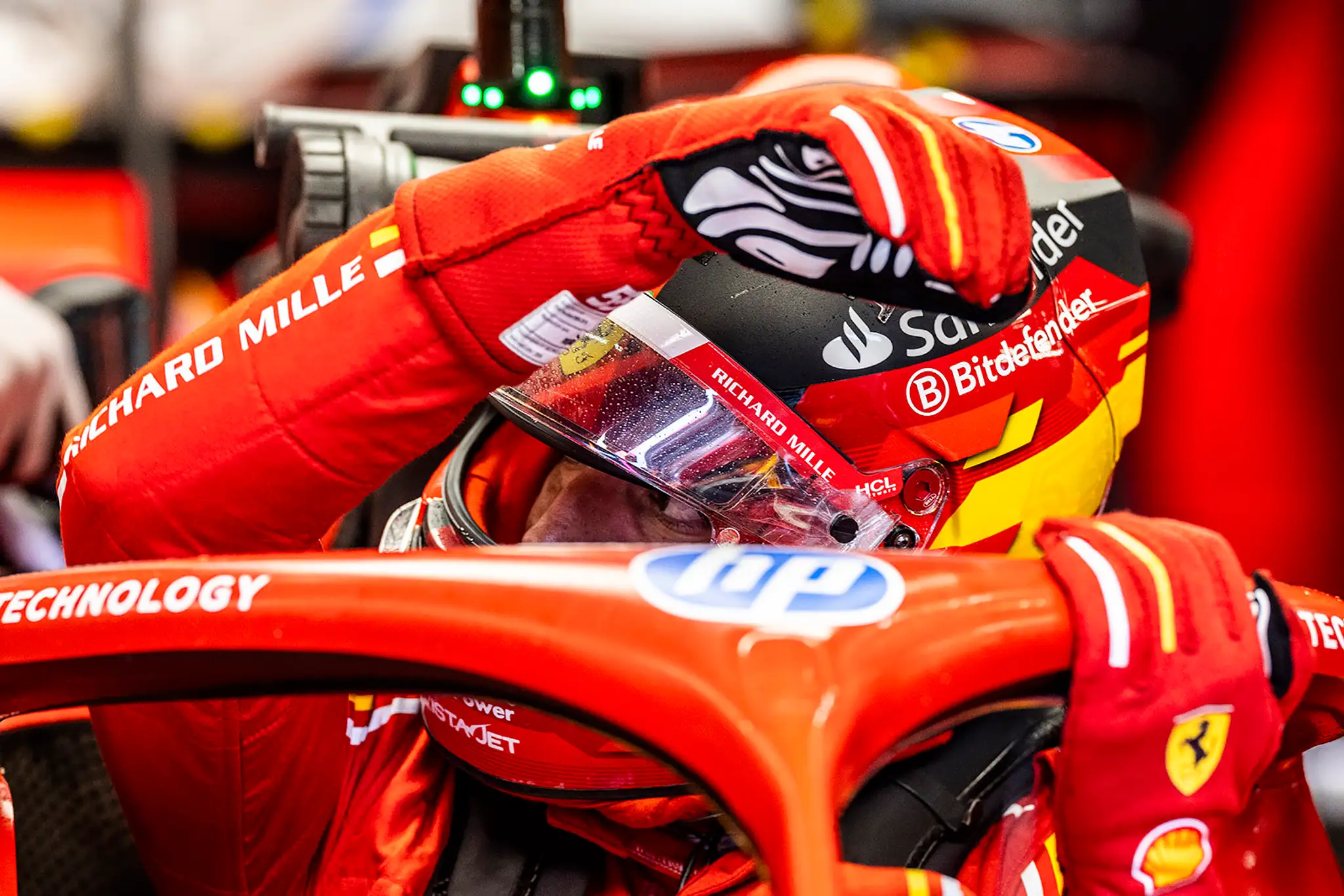 Španiel Carlos Sainz z Ferrari vo svojom monoposte.