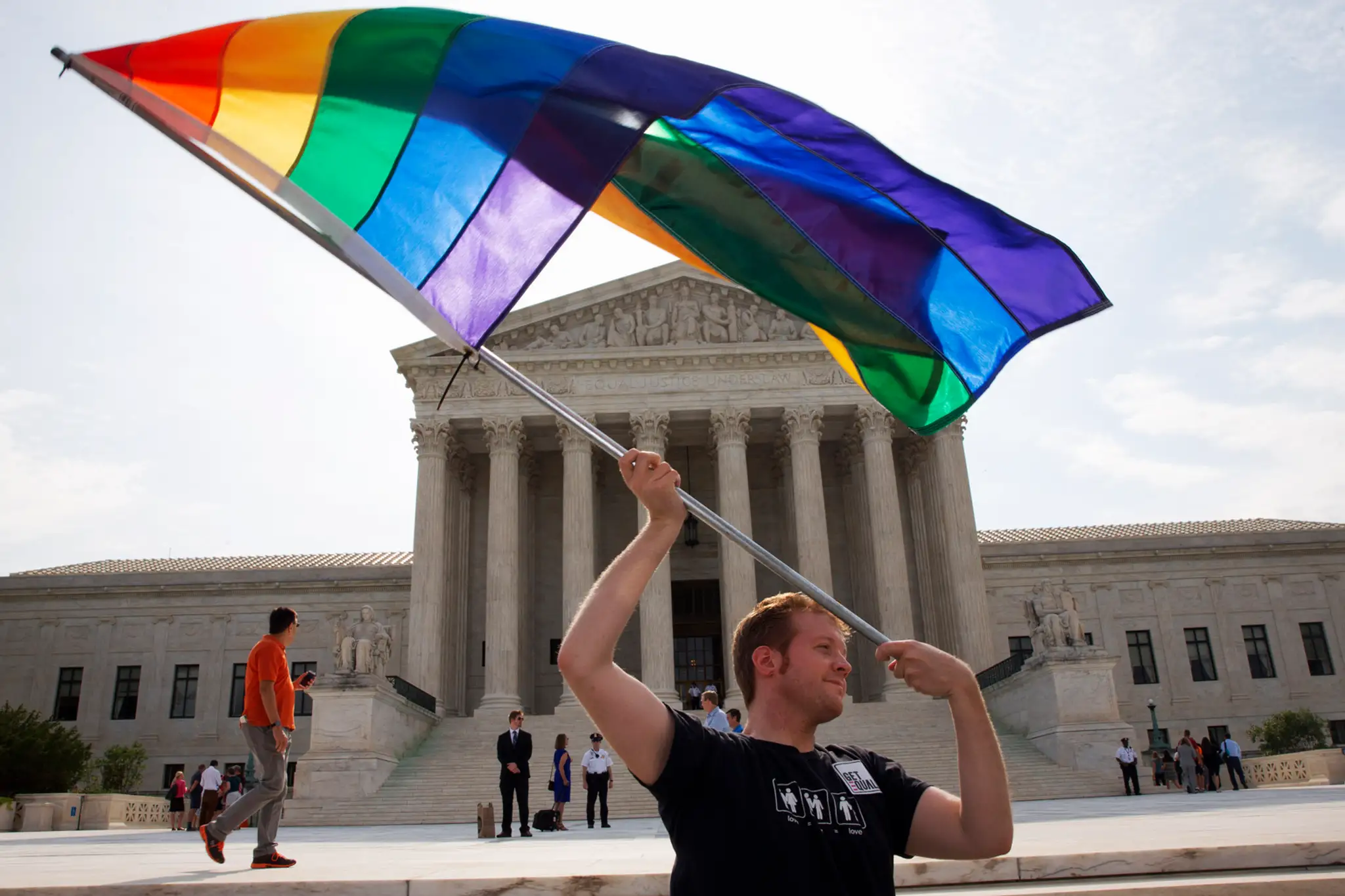 John Becker máva dúhovou zástavou na vyjadrenie podpory homosexuálnych manželstiev pred sídlom Najvyššieho súdu USA vo Washingto