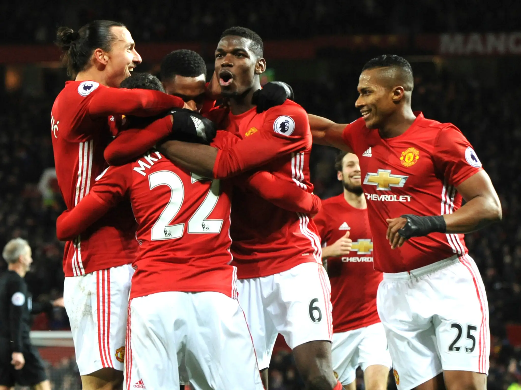 Hráči Manchestru United sa tešia po krásnom góle Henrika Mchitarjana.