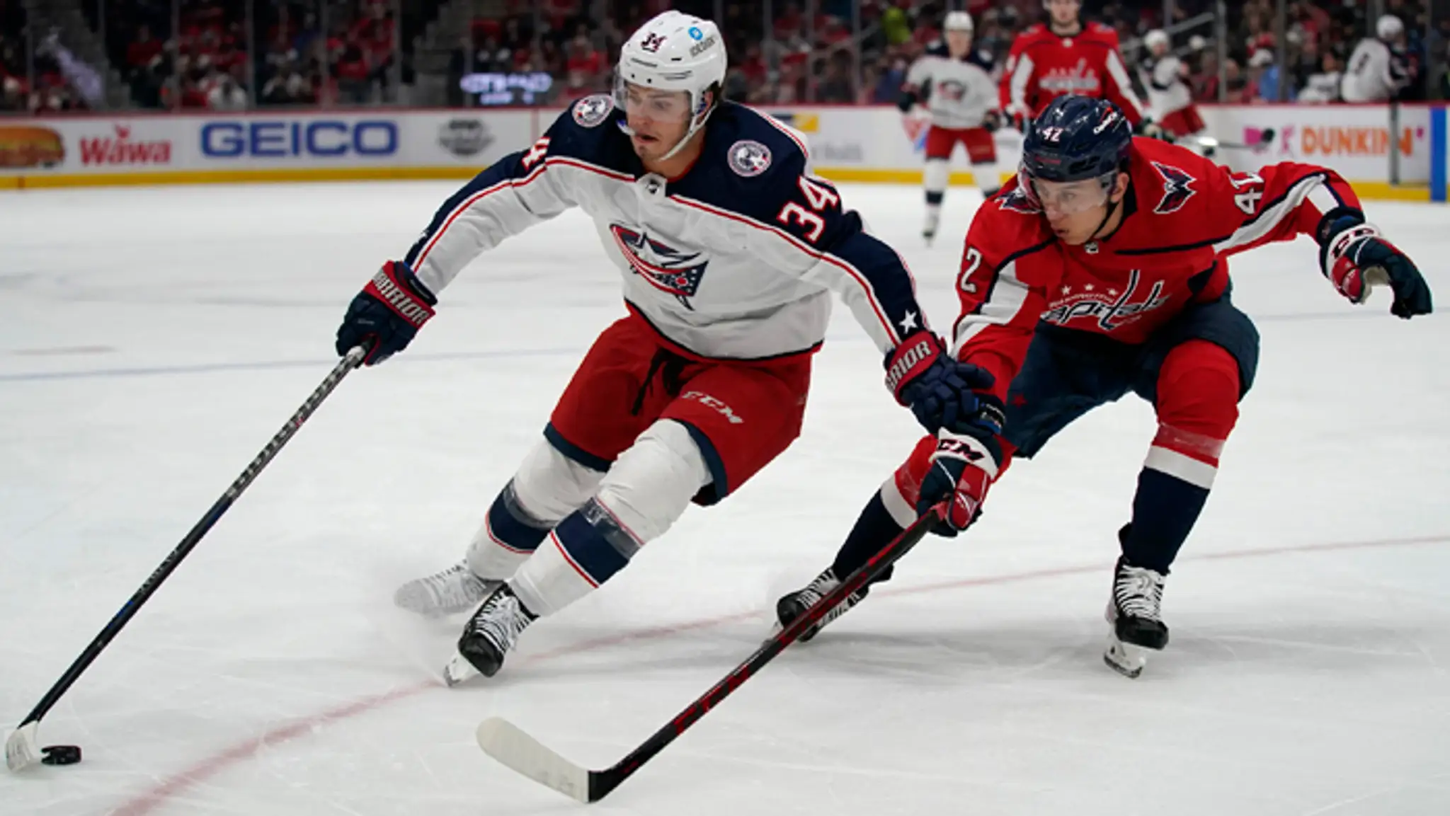Slovenský hráč Washingtonu Capitals Martin Fehérváry (vpravo).