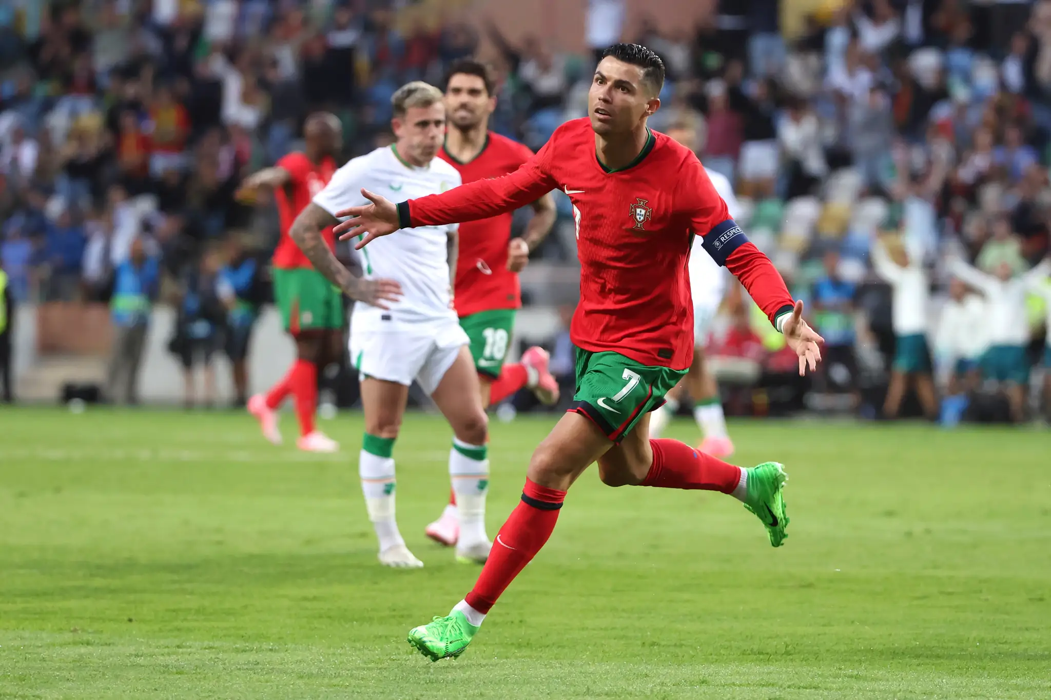 Portugalský hráč Cristiano Ronaldo oslavuje gól.