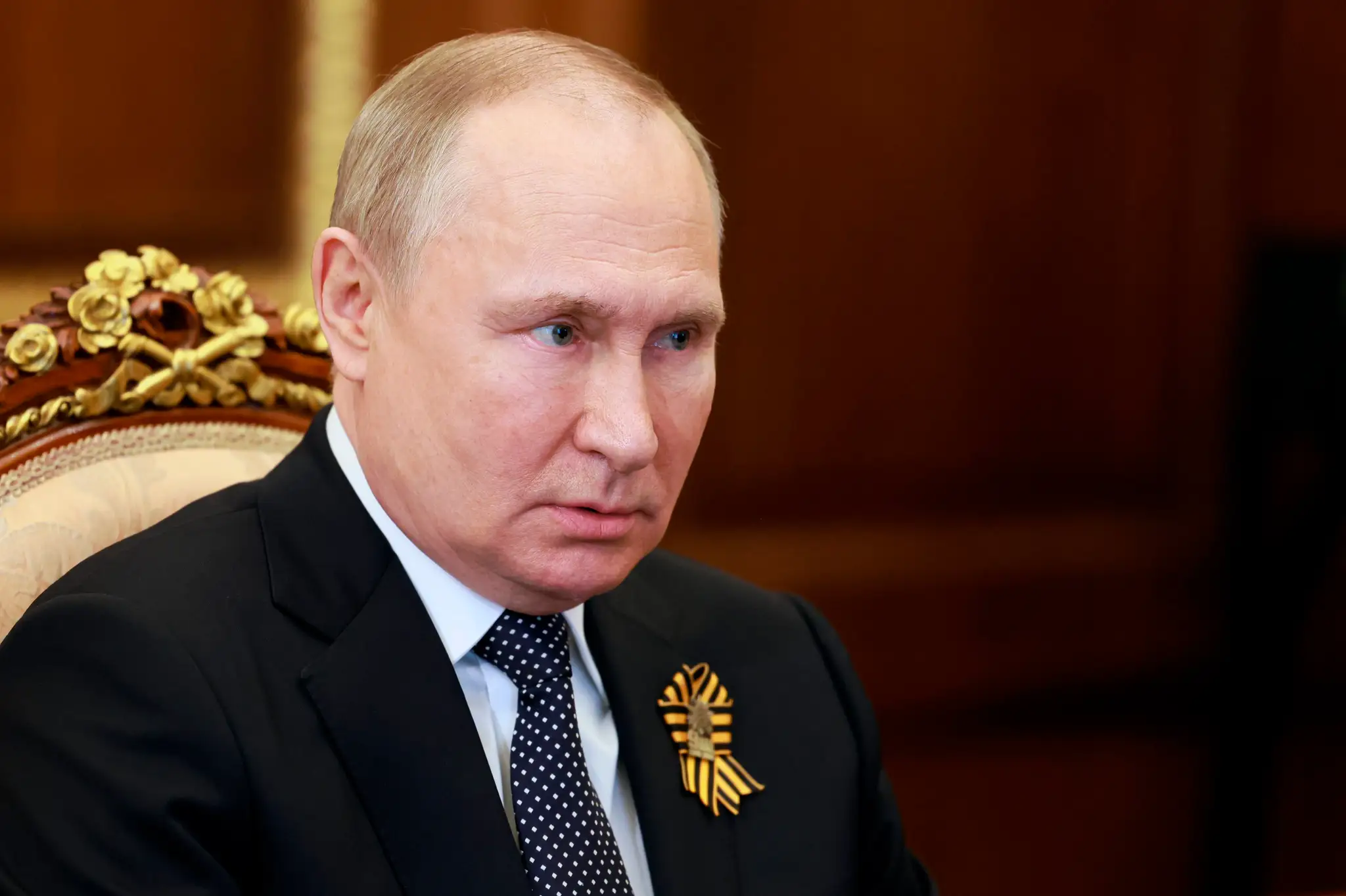 Ruský prezident Vladimir Putin sa rozpráva s veliteľom battalionu Sparta Doneckej ľudovej republiky Artjemom Žogom.