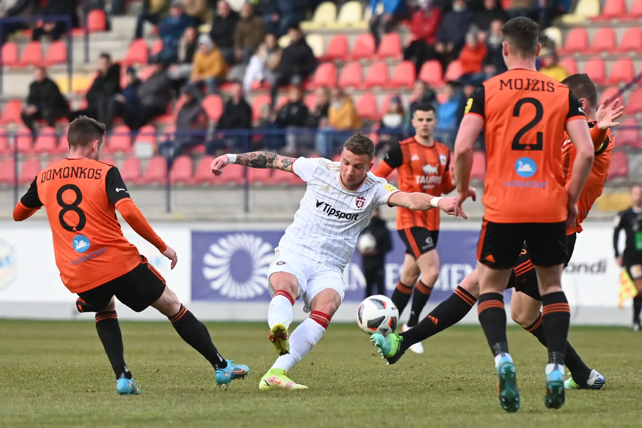 Zľava hráč Ružomberka Kristóf Domonkos, Trnavčan Milan Ristovski, hráč Ružomberka Alexander Mojžiš a kapitán Ružomberka Ján Maslo v zápase 3. kola nadstavbovej časti Fortuna ligy