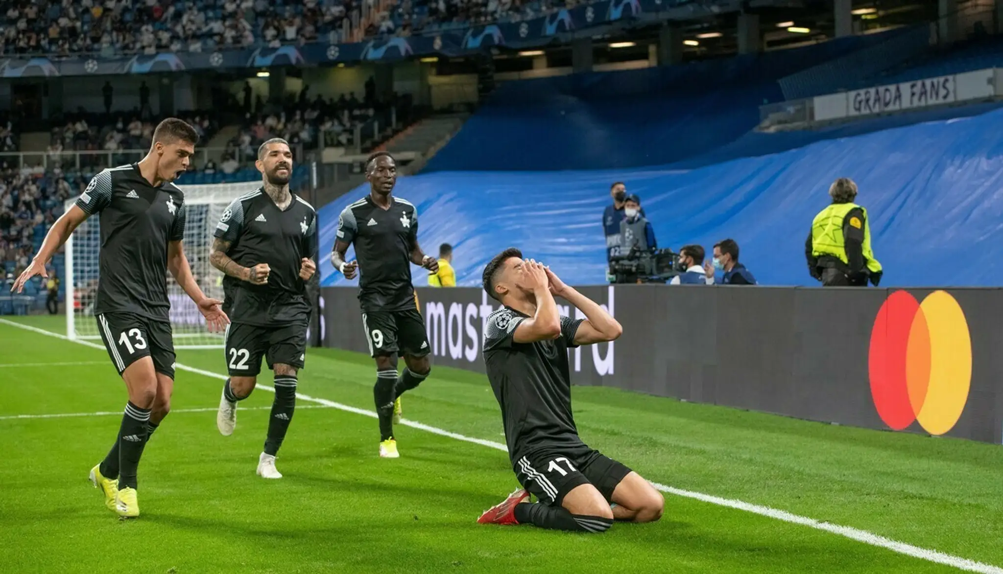 Džasurbek Jachšibojev zo Šeriffu Tiraspoľ oslavuje gól v dueli LM na pôde Realu Madrid.