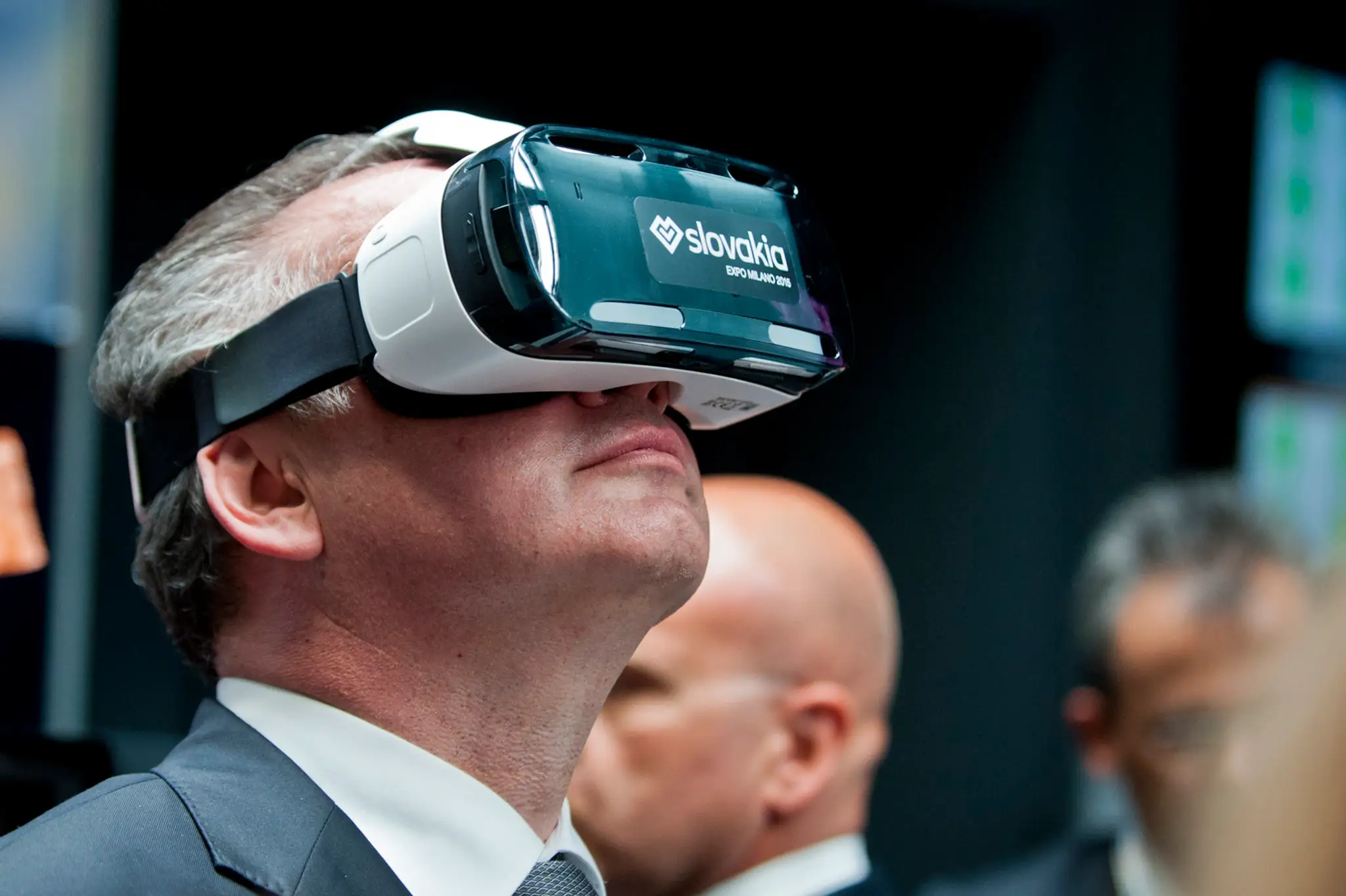 Prezident Andrej Kiska si skúša 3D okuliare v našom pavilóne na Expo 2015 na výstavisku Rho-Pero pri Miláne. 24. júna