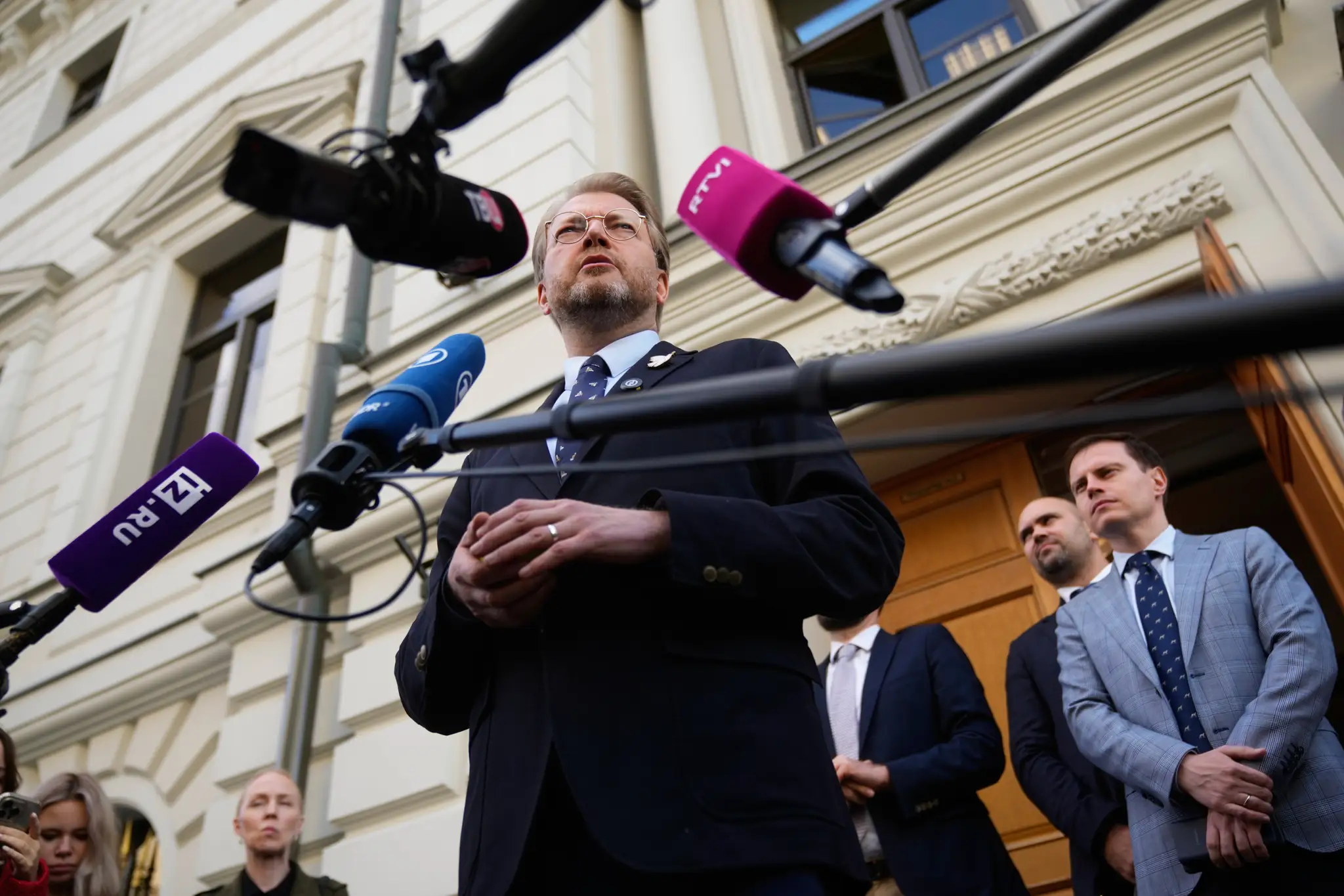Čítaní súdneho rozhodnutia vo veci odvolania proti rozsudku o zákaze strany „Jabloko“.