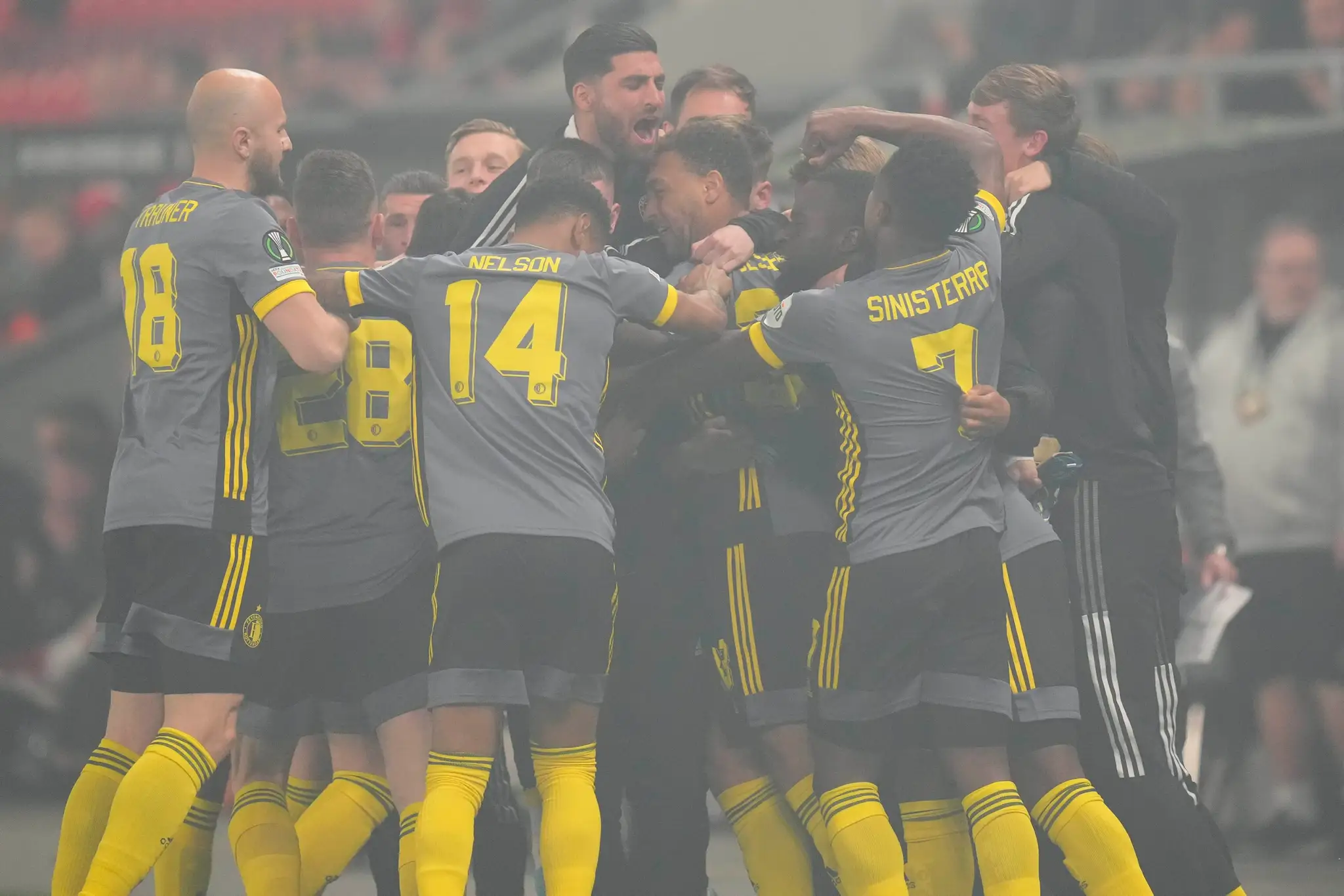 Futbalisti Feyenoordu Rotterdam sa tešia po strelení úvodného gólu.