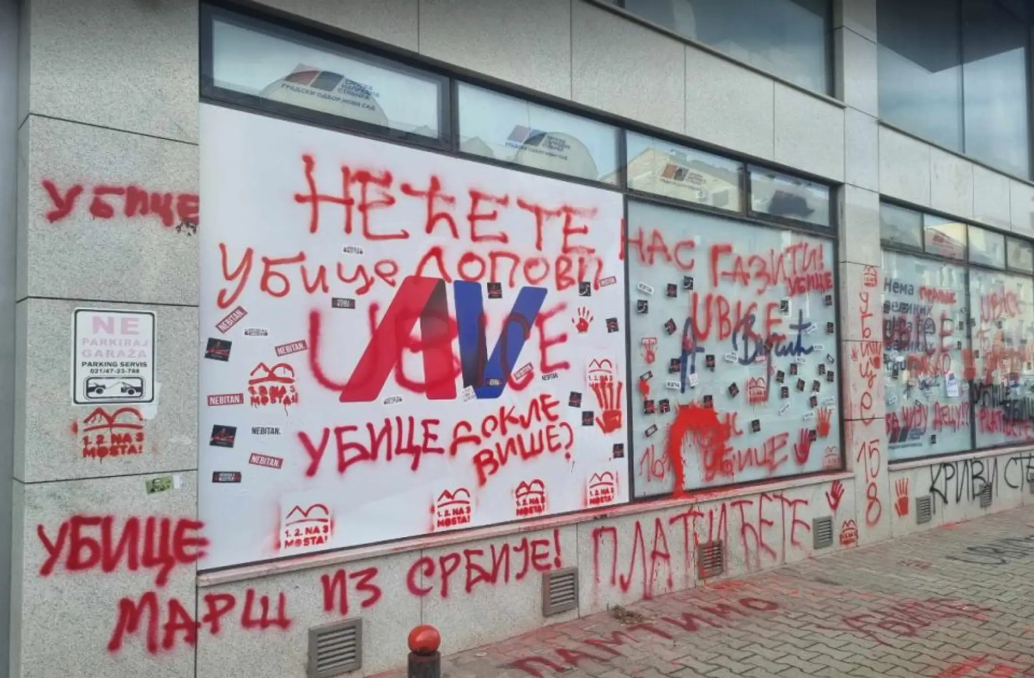 Posprejované priečelie budovy vládnucej Srbskej pokrokovej strany (SNS) v Novom Sade.
