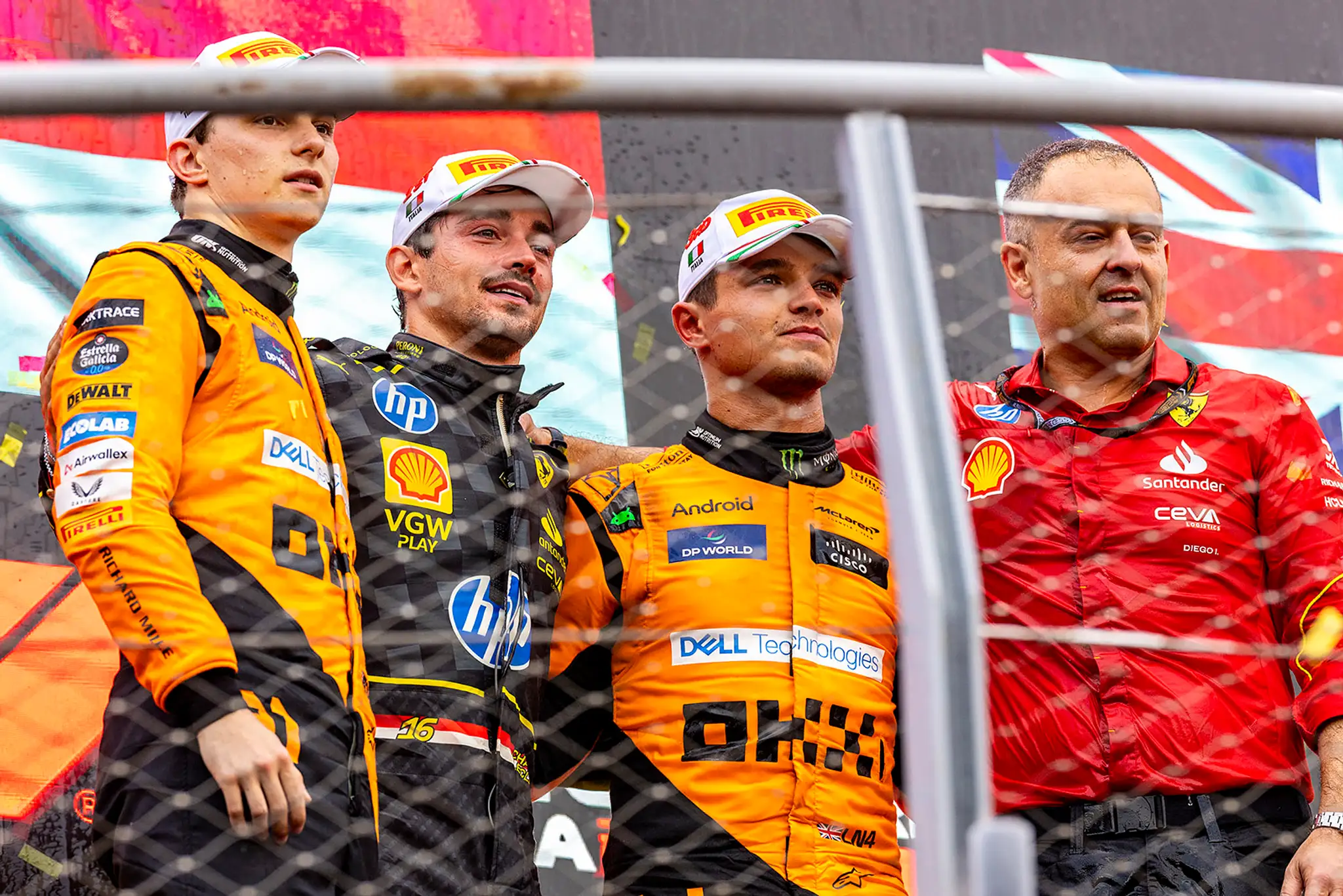 Charlesa Leclerca na pódiu doplnila dvojica z McLarenu.
