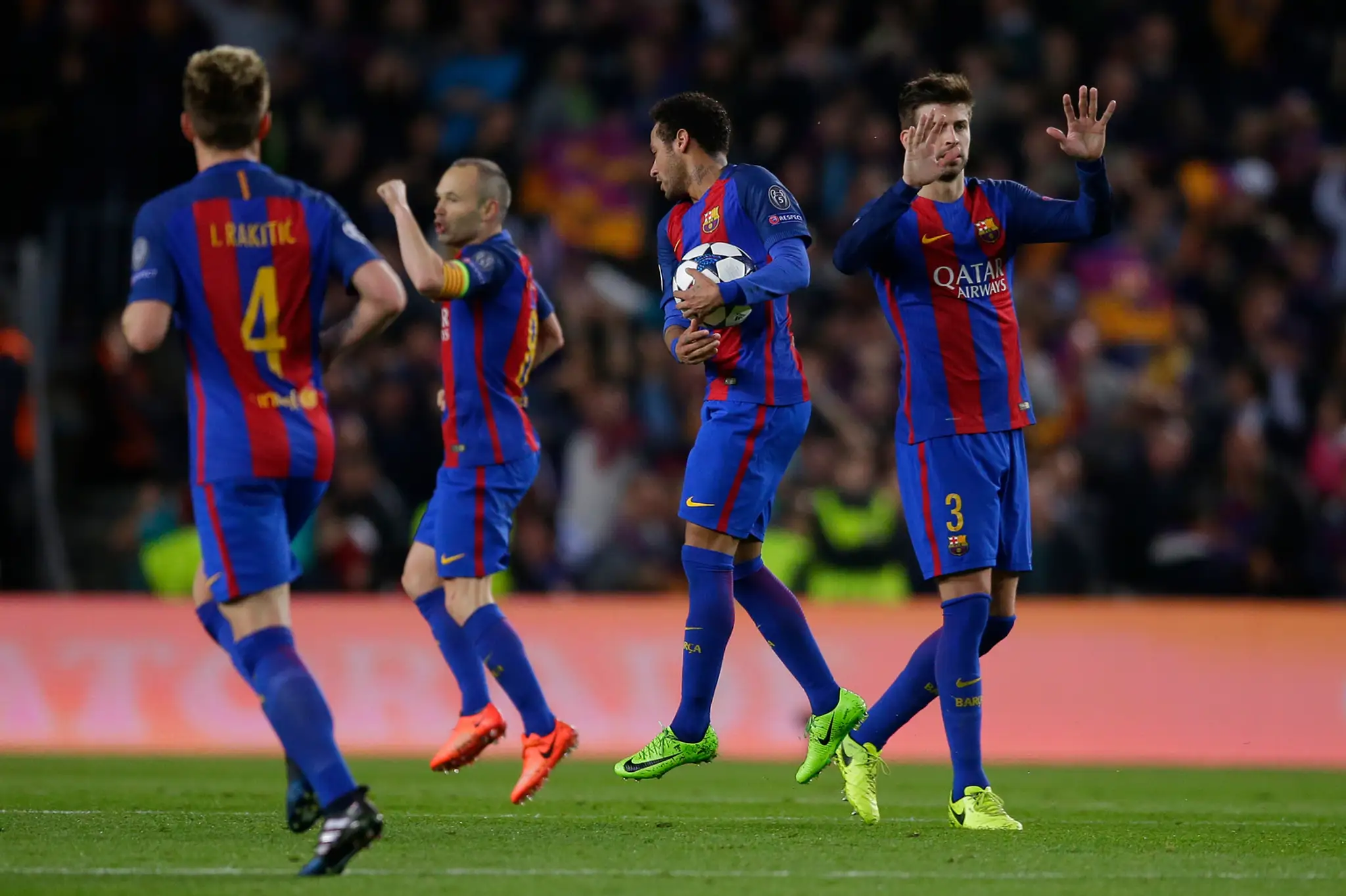 Andrés Iniesta (druhý zľava) z Barcelony oslavuje svoj gól v odvete osemfinále LM proti PSG.