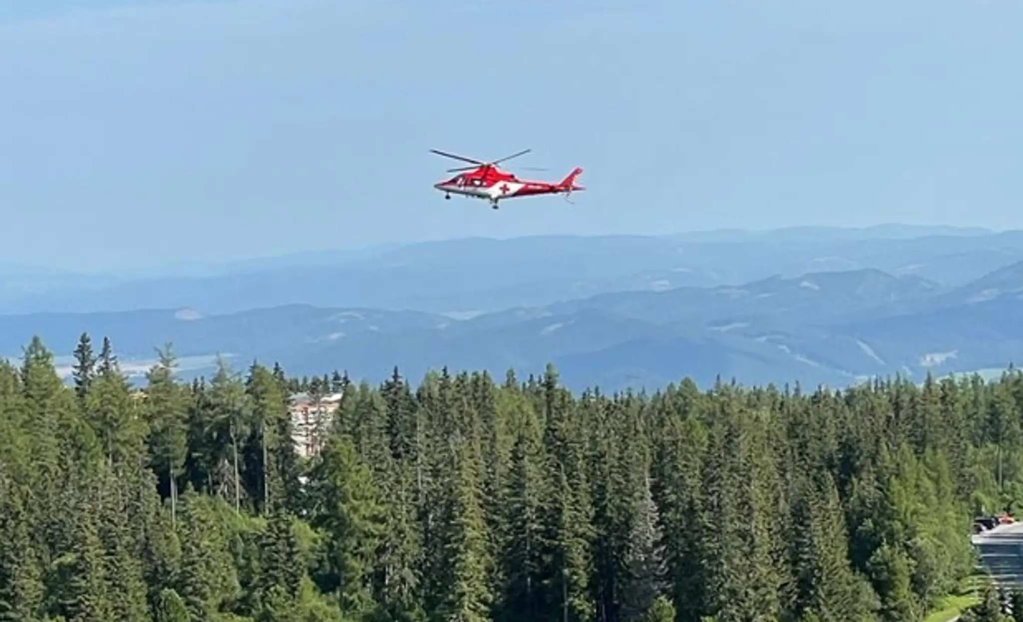 Vrtuľník vzlieta na Štrbskom Plese so zranenou turistkou.