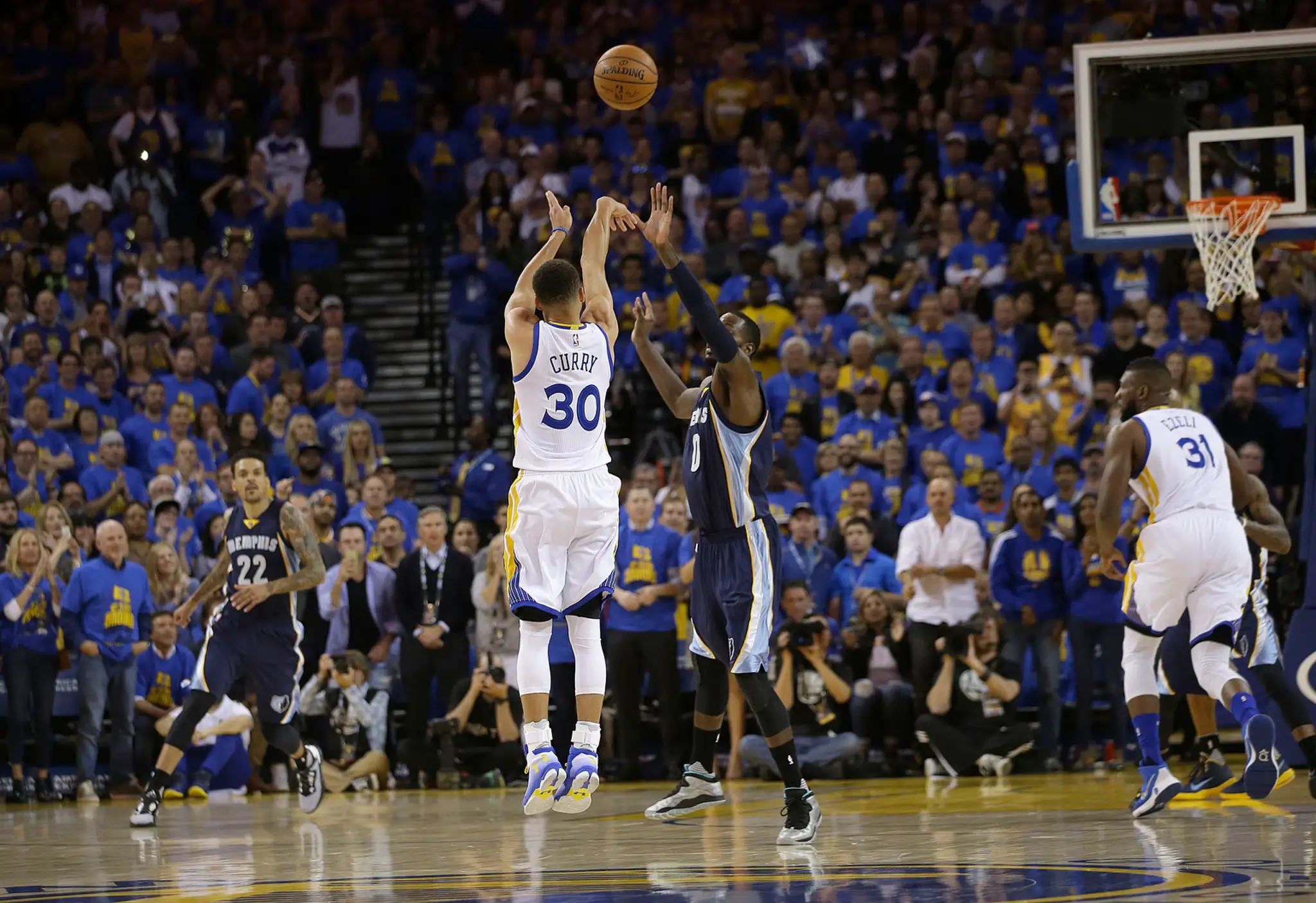 Stephen Curry zaznamenal v poslednom zápase sezóny 10 presných trojkových pokusov, čím uzavrel počet v základnej časti na 402, n