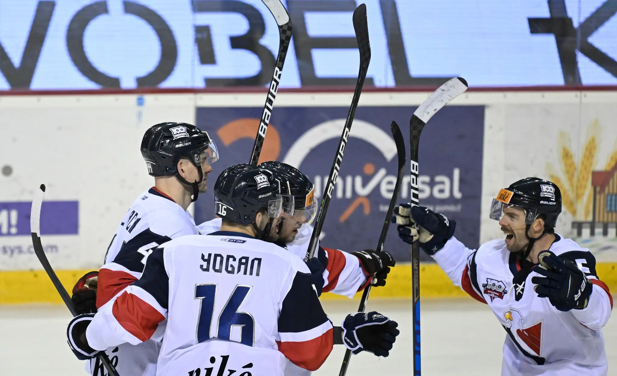 Na snímke hráči HC Slovan Bratislava sa tešia po treťom góle do siete Trenčína.