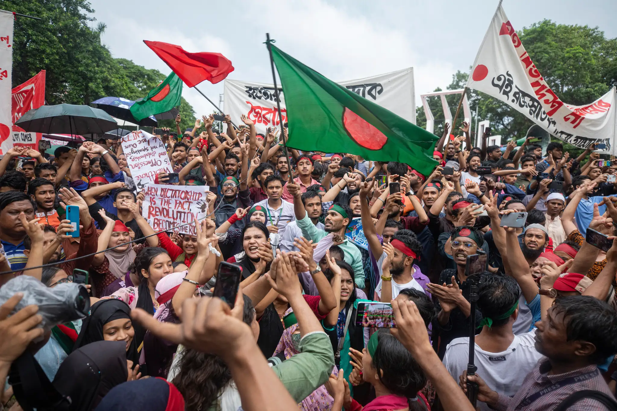 Aktivisti protestujú proti bangladéšskej premiérke Hasíne Vadžídovej v hlavnom meste Dháka.