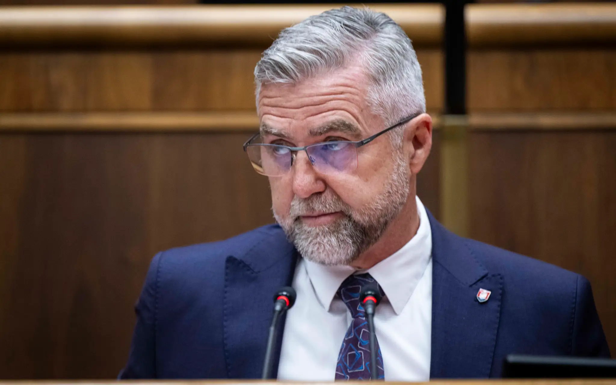 Na snímke podpredseda NR SR Tibor Gašpar (Smer-SD) prichádza na rokovanie schôdze NRSR k odvolávaniu vlády premiéra.