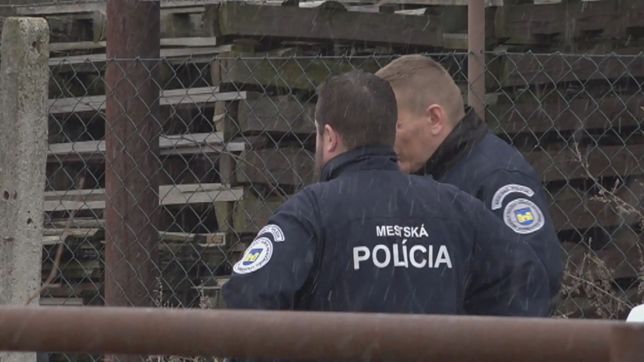 Muž povedal polícii niekoľko verzií, ako jeho družka zomrela. 