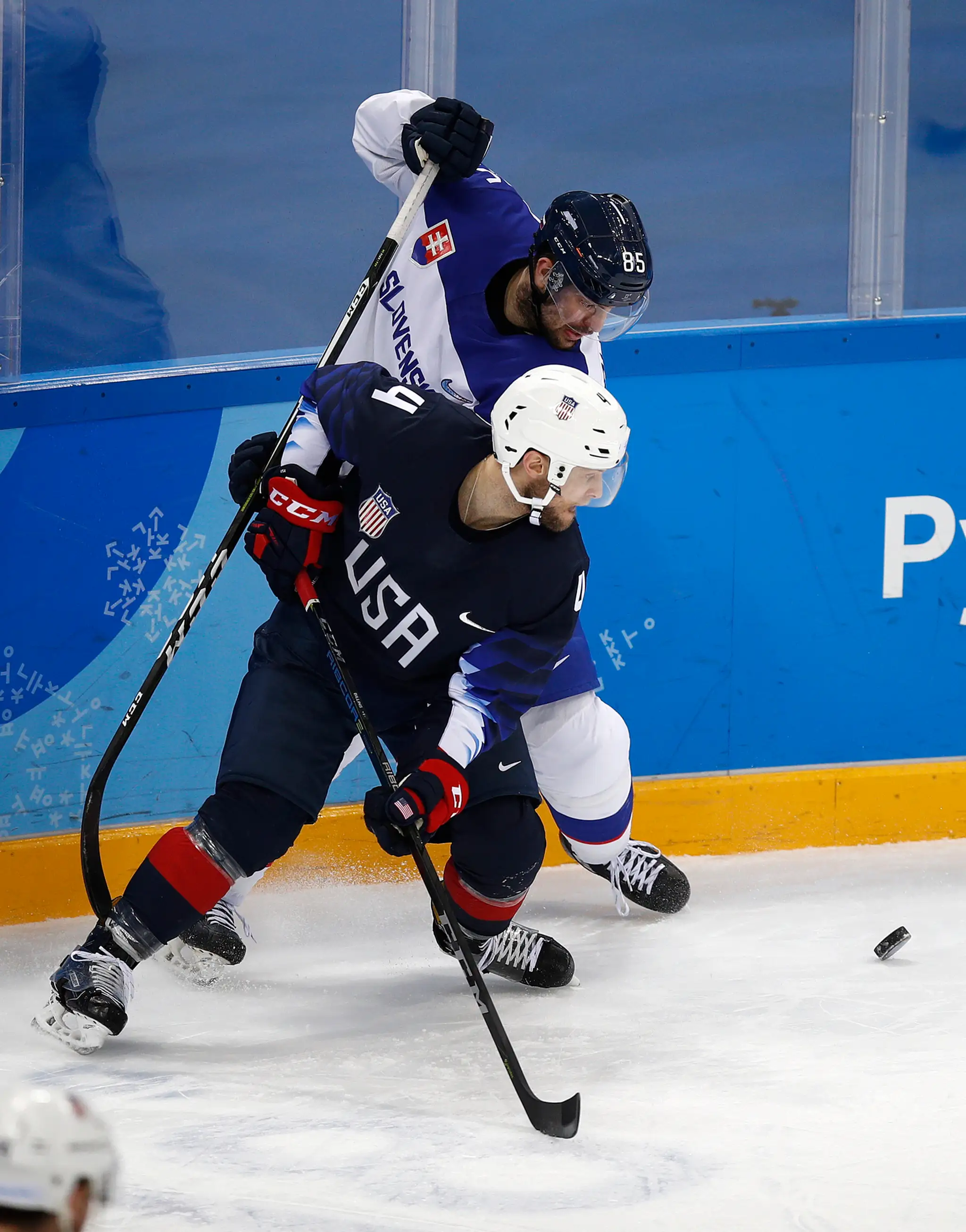 Chad Billins (dole) z USA sa snaží uniknúť Petrovi Olveckému v osemfinále ZOH 2018.