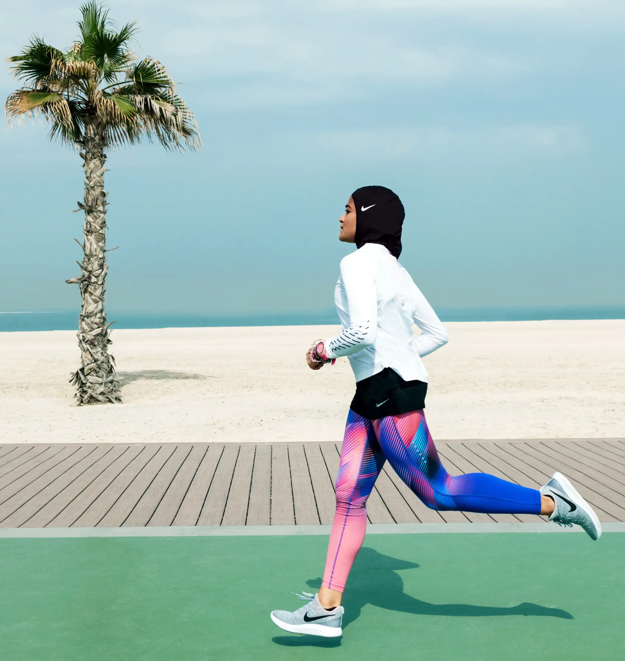Pokrývku hlavy nazvanú Nike Pro Hijab vyvíjala firma rok v spolupráci so športovkyňami.