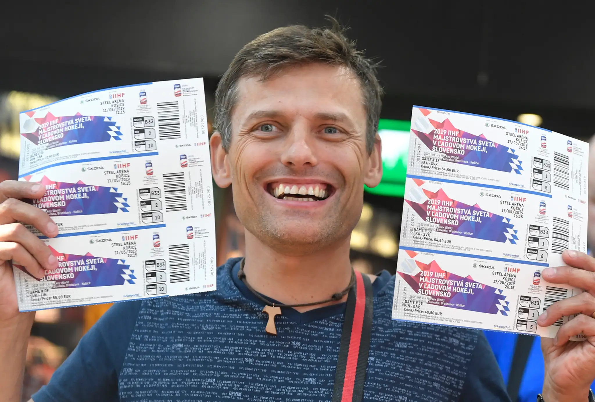 Na snímke hokejový fanúšik s lístkami počas oficiálneho spustenia predaja vstupeniek.