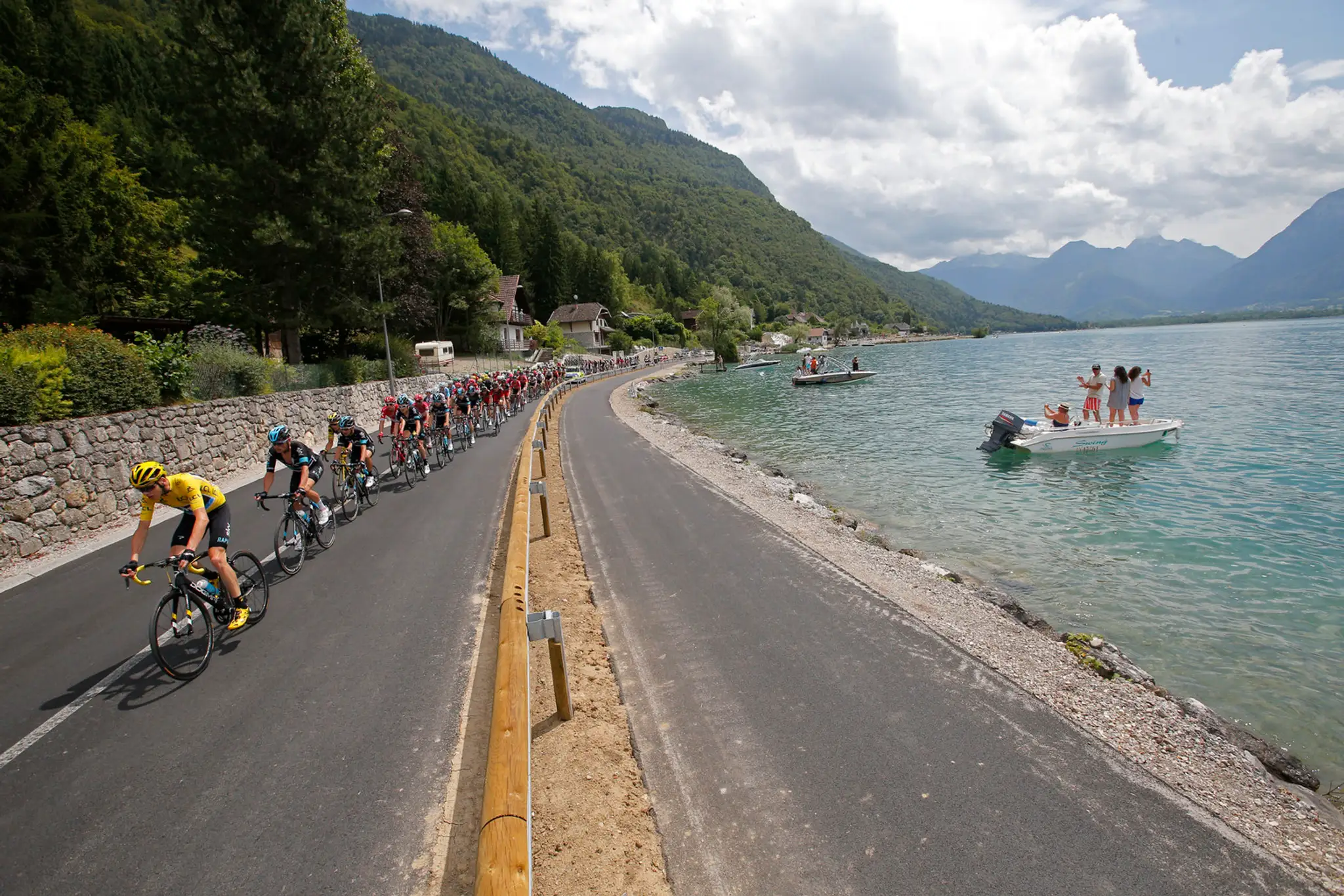 Pelotón prechádza okolo jazera počas 19. etapy Tour de France