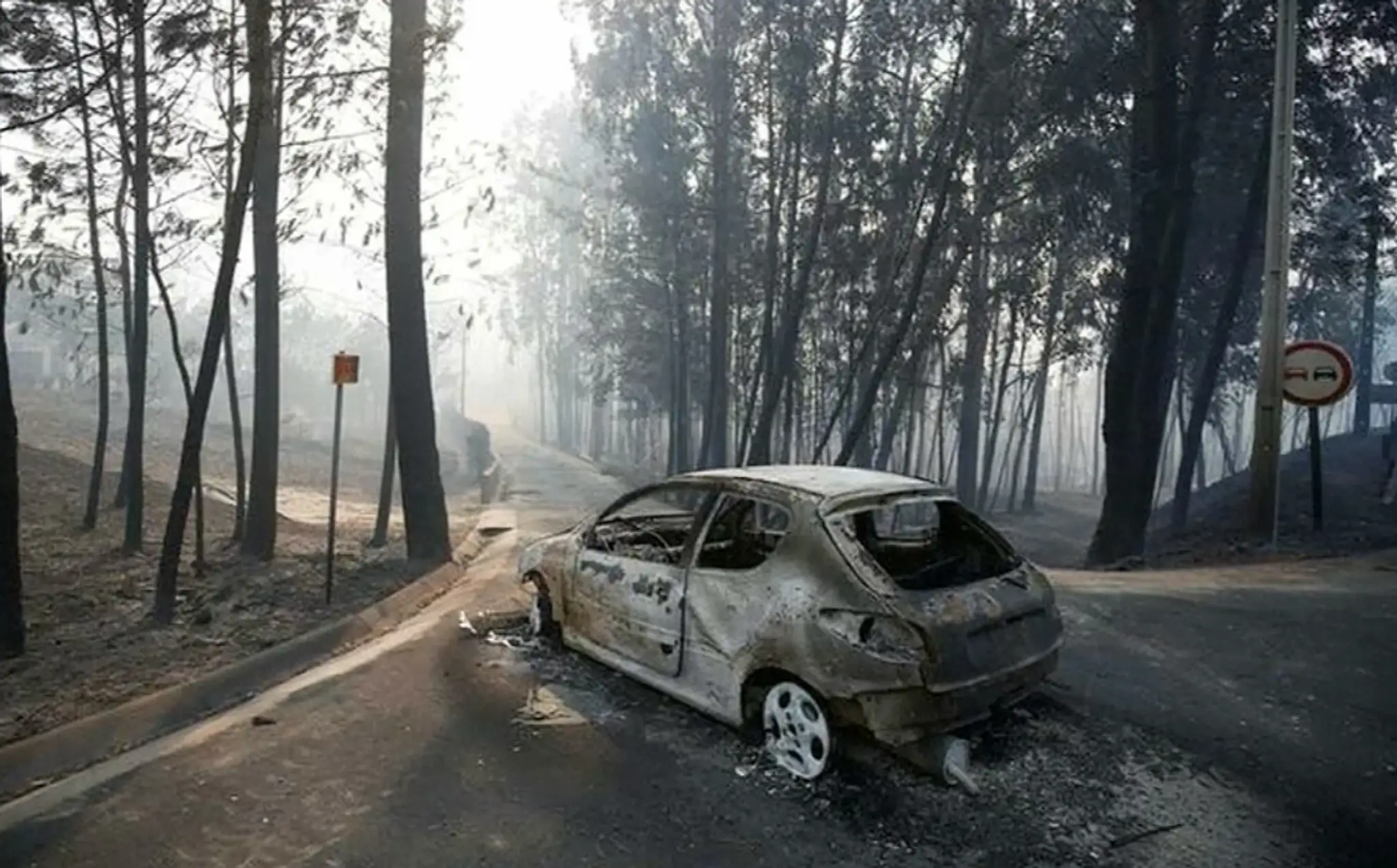 Aj toto auto zostalo uväznené v horiacom pekle v Portugalsku