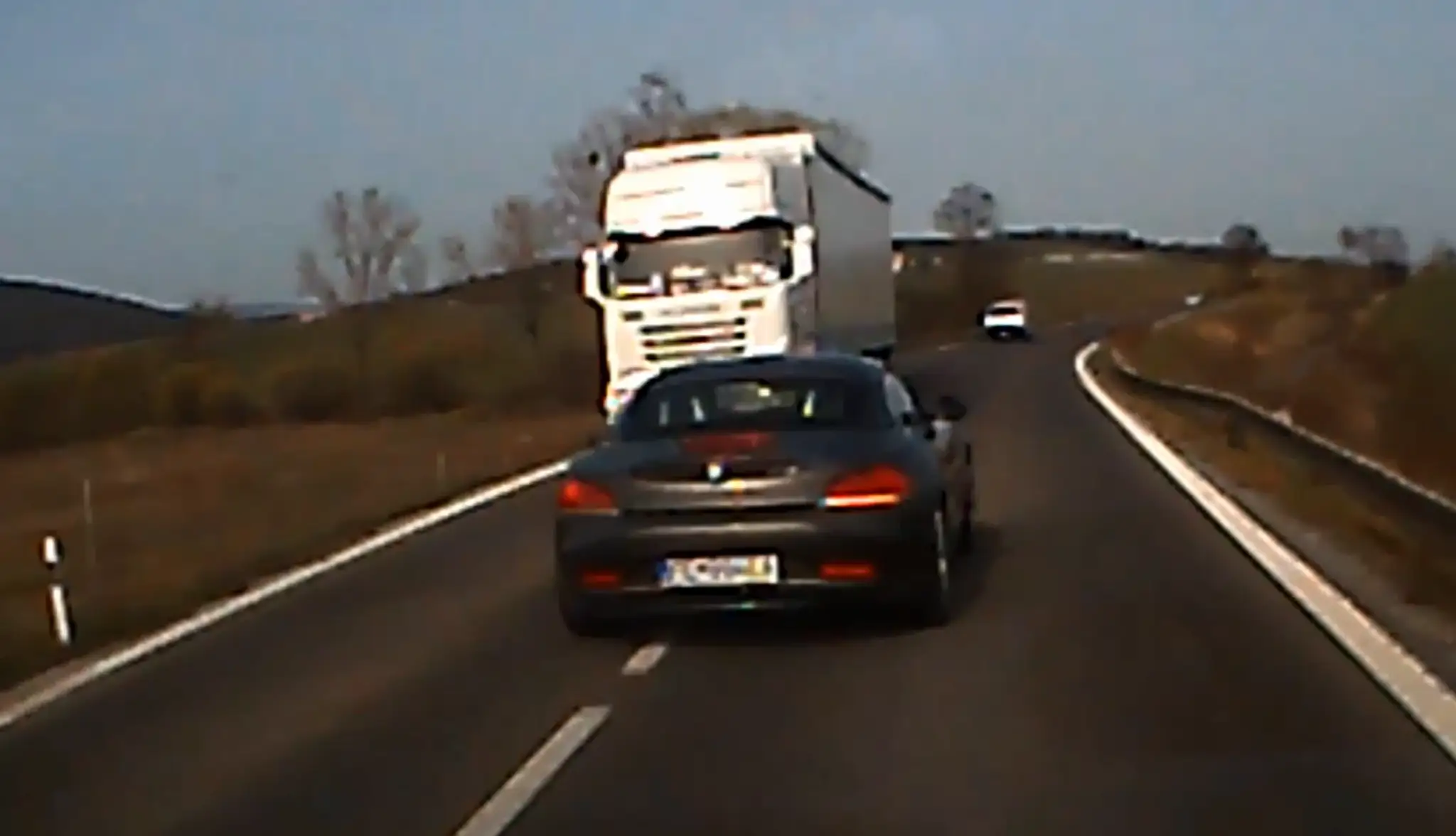 Auto sa tesne vyhlo kamiónu