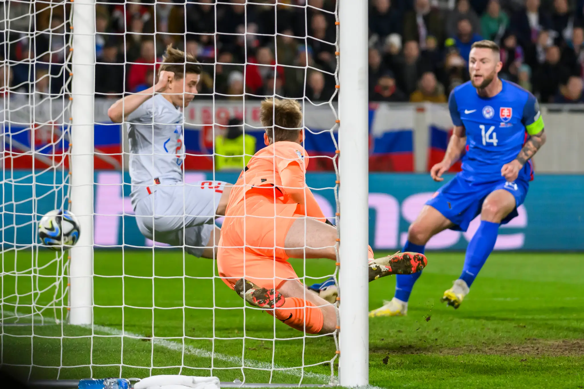 Zprava Milan Škriniar (Slovensko), Elias Rafn Ólafsson (Island) a Alfonz Sampsted (Island) v zápase kvalifikácie ME 2024.