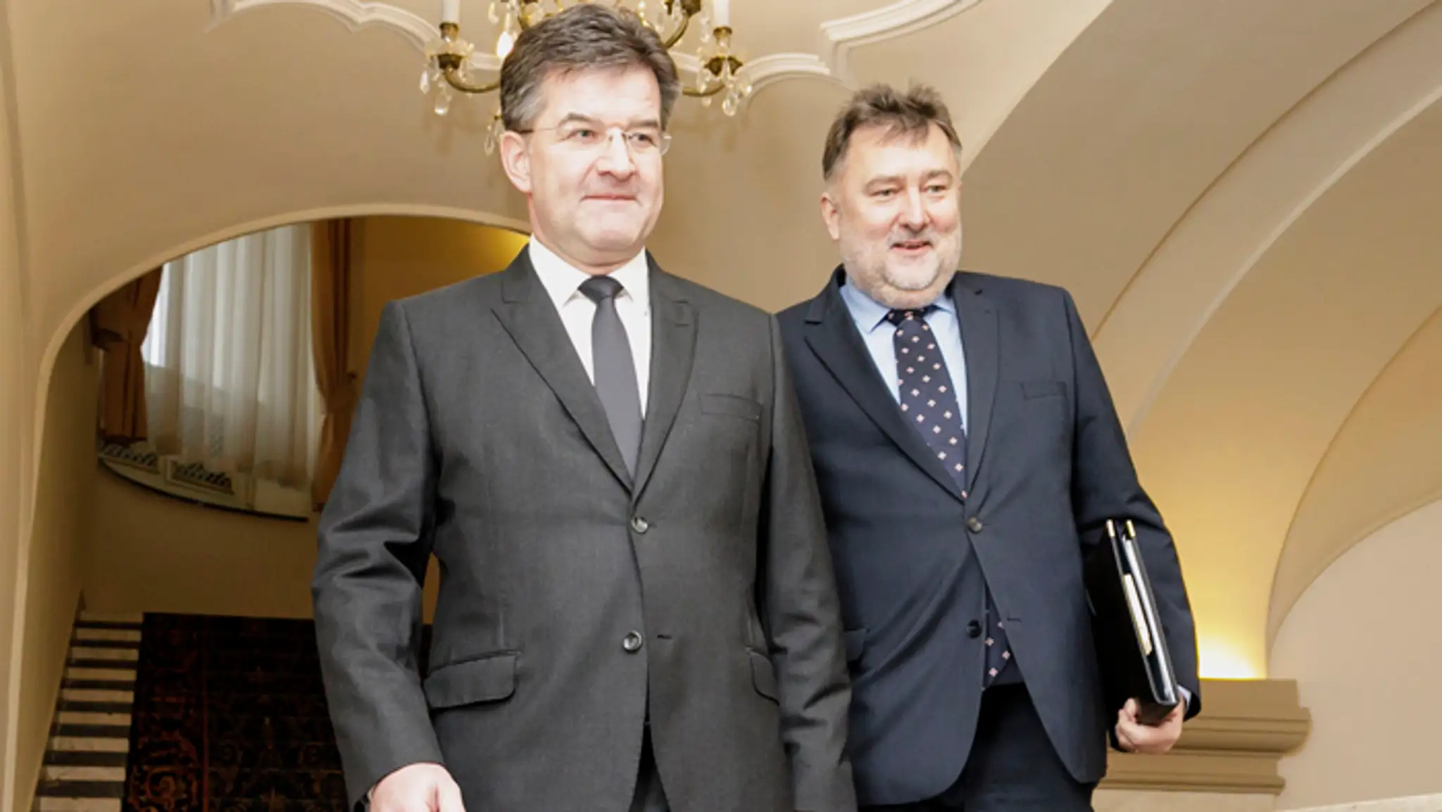 Miroslav Lajčák odchádza zo stretnutia s predsedom vlády SR Petrom Pellegrinim. 