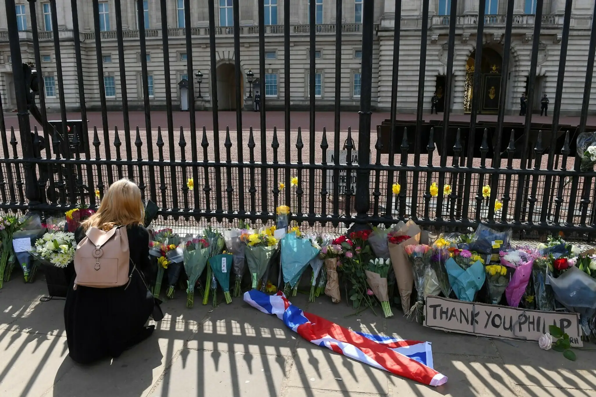 Británia plače za princom Philipom. Pred palácom sa zbierajú davy ľudí
