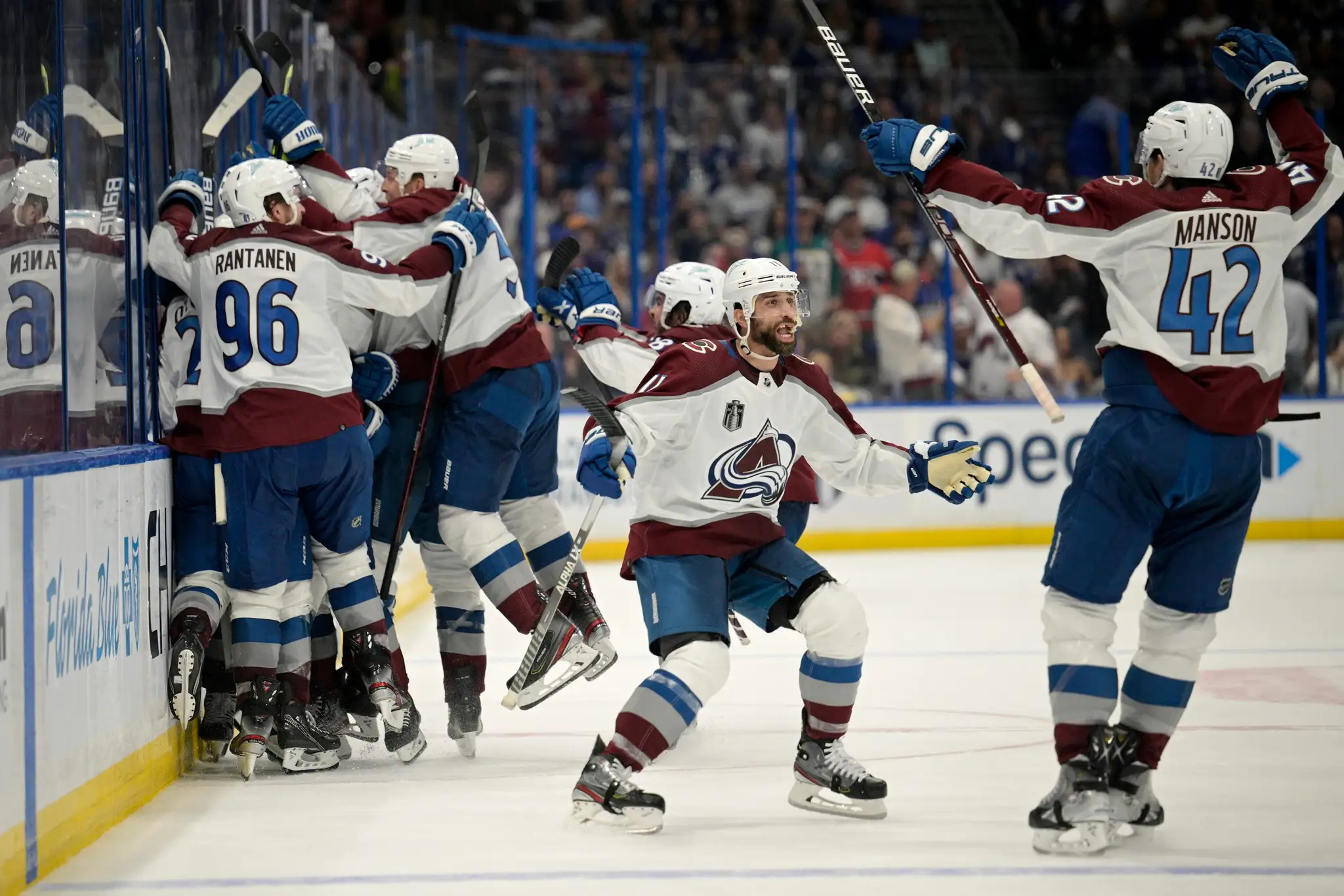 Hráči Colorada oslavujú triumf vo štvrtom finále Stanley Cupu.