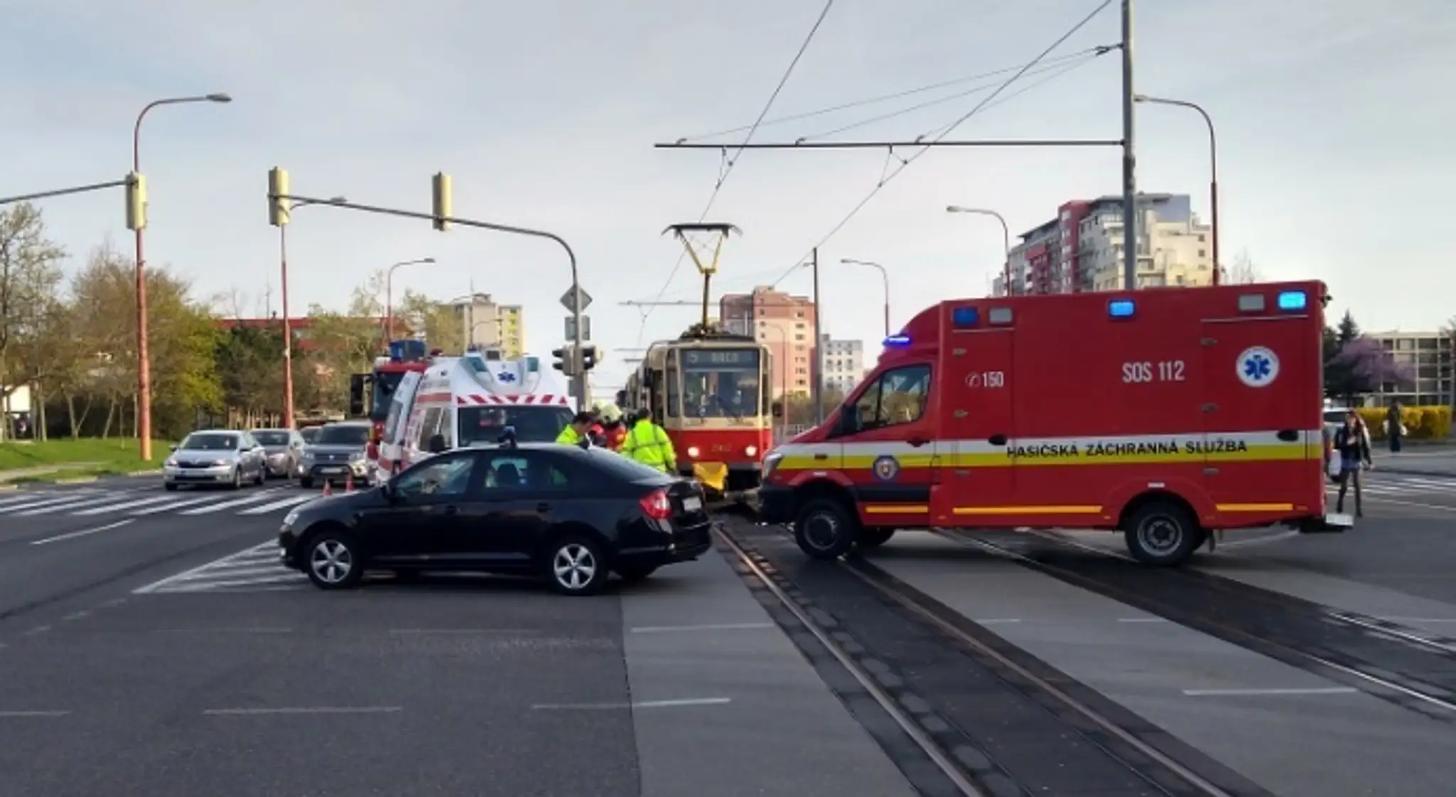 Zrážka električky s dôchodcom.