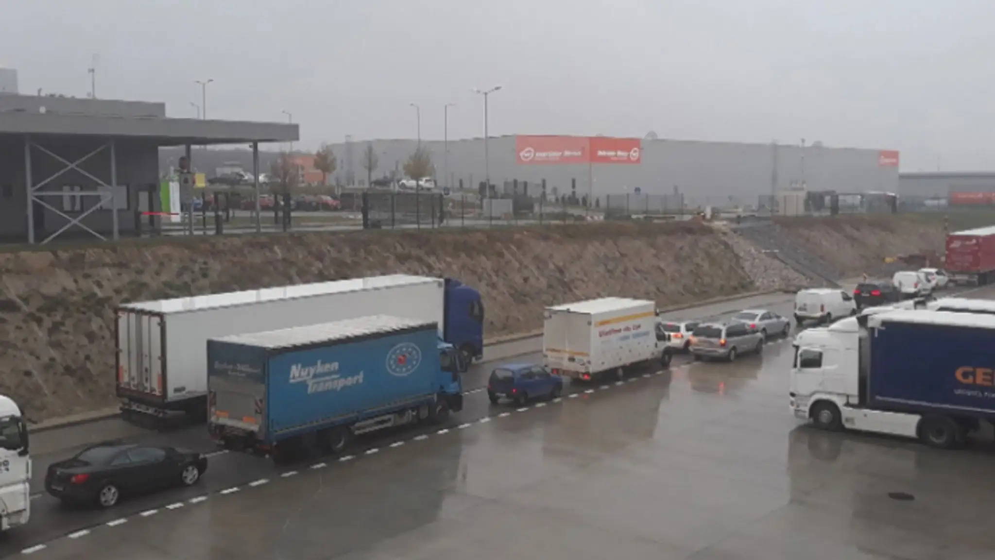 Oprava cesty v Senci.
