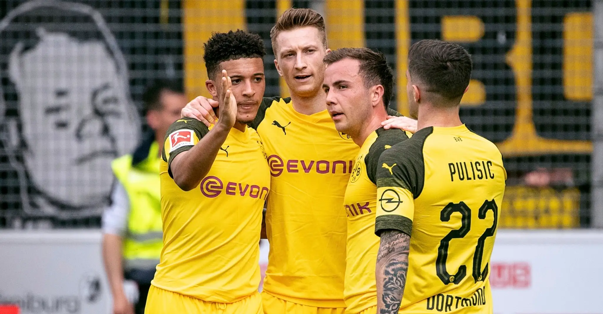 Zľava Jadon Sancho, Marco Reus, Mario Götze a Christian Pulisic z Dortmundu oslavujú gól na pôde Freiburgu.