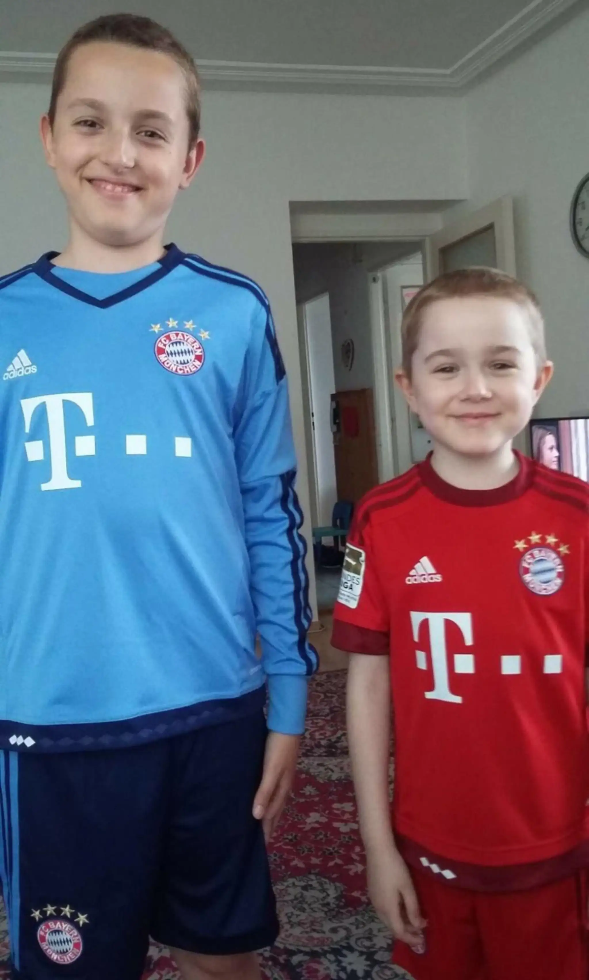 S bratom Richardom v dresoch Bayernu, ktoré dostávali od otca.