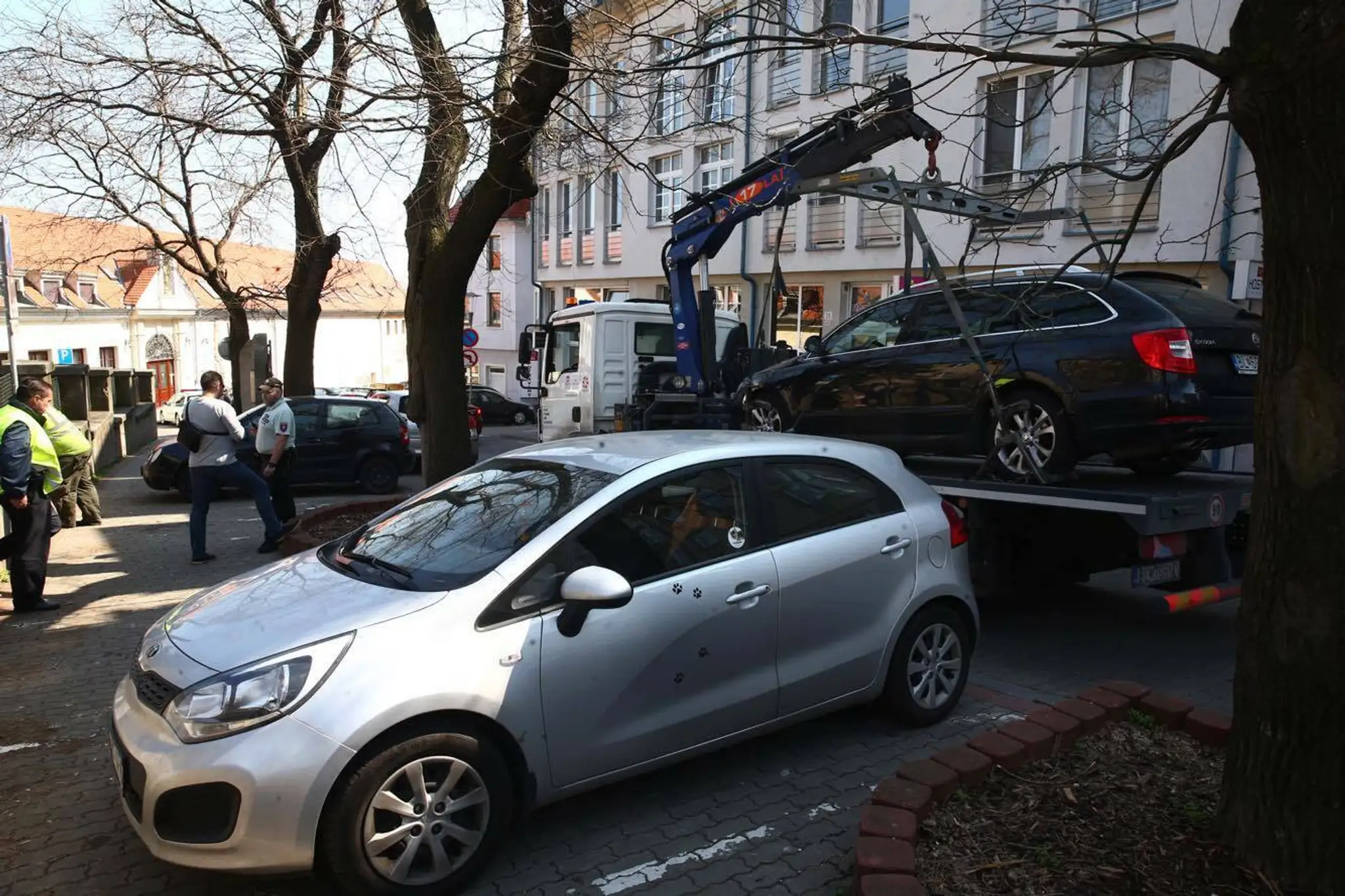 Odťahová služba takmer odviezla zle zaparkované auto aj s dieťaťom vo vnútri.