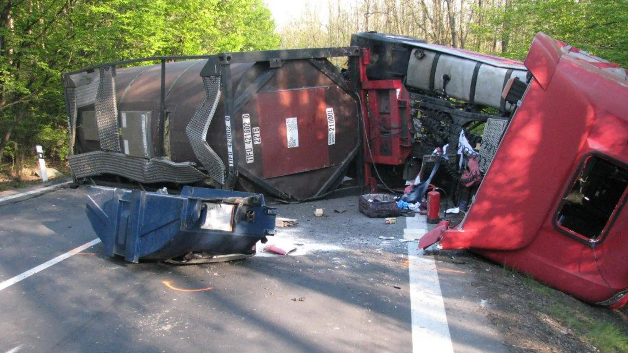 Nehoda osobného auta s nákladným vozidlo. Vodička Renaultu náraz neprežila.