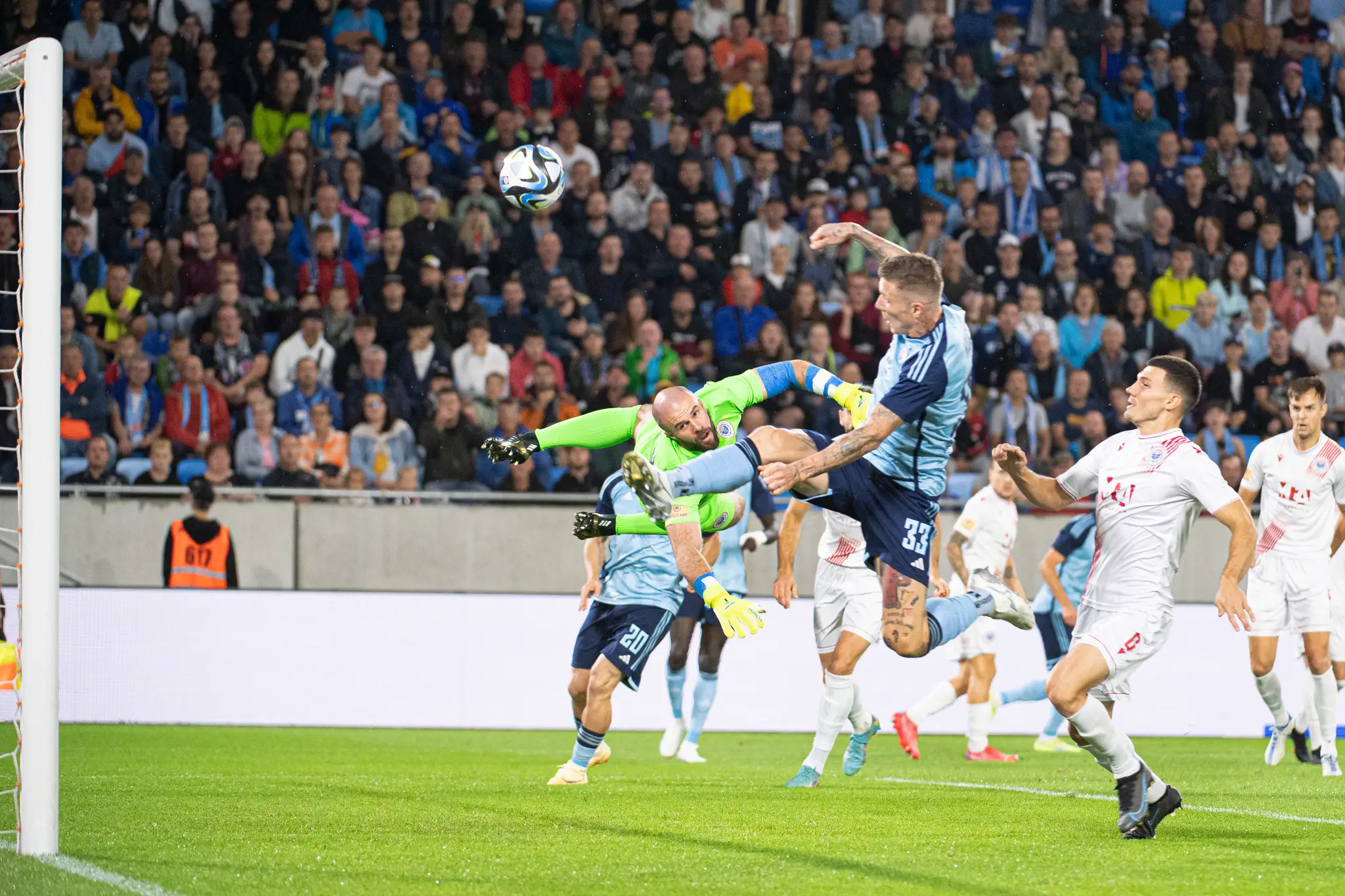 Na snímke uprostred Juraj Kucka